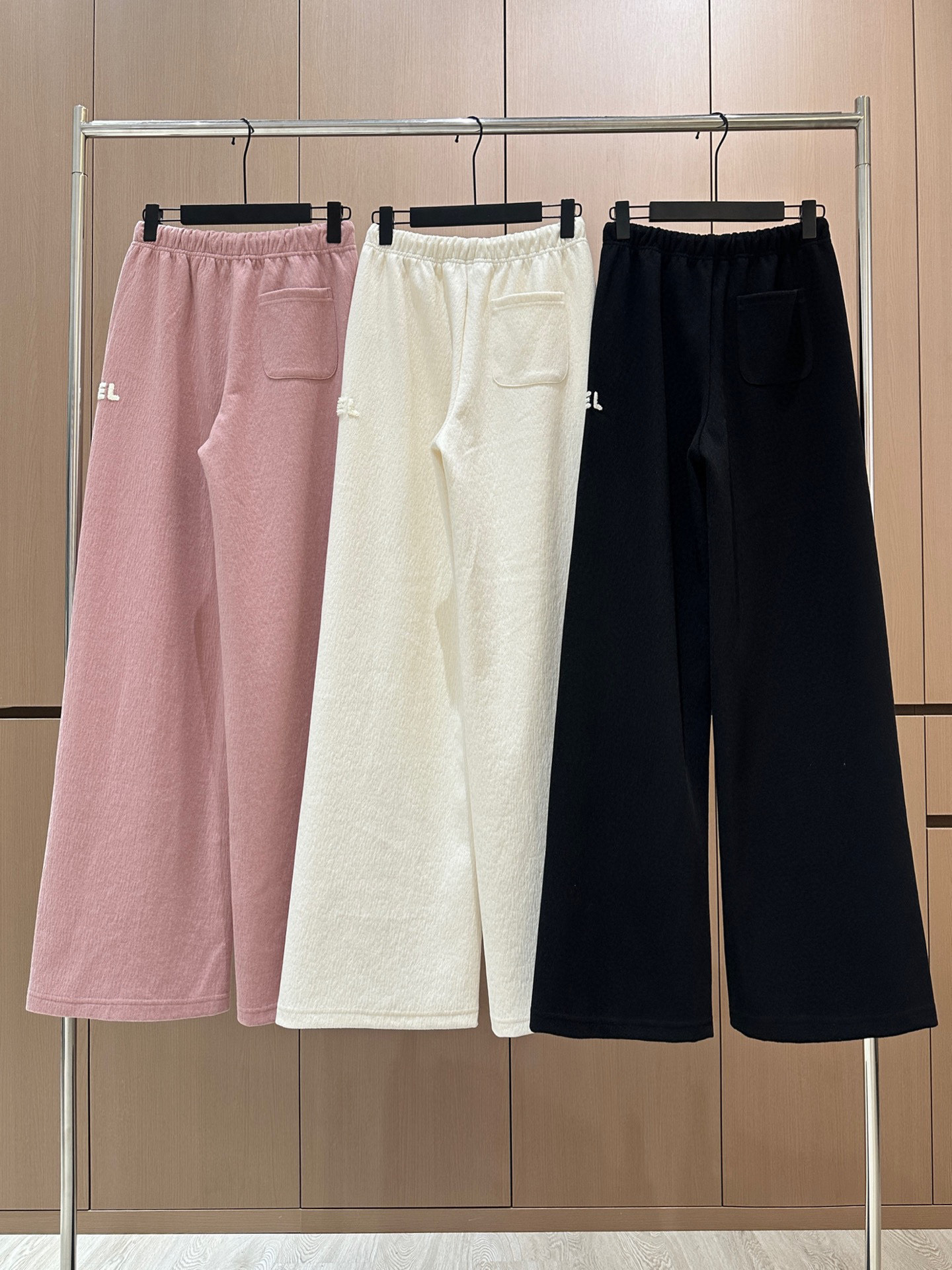 🛒𝐍𝐄𝐖 · 𝟐𝟎𝟐5/爆款现货原单品质 设计师｜女神同款植绒绣花休闲裤这款裤子选用优质面料，工艺设计，