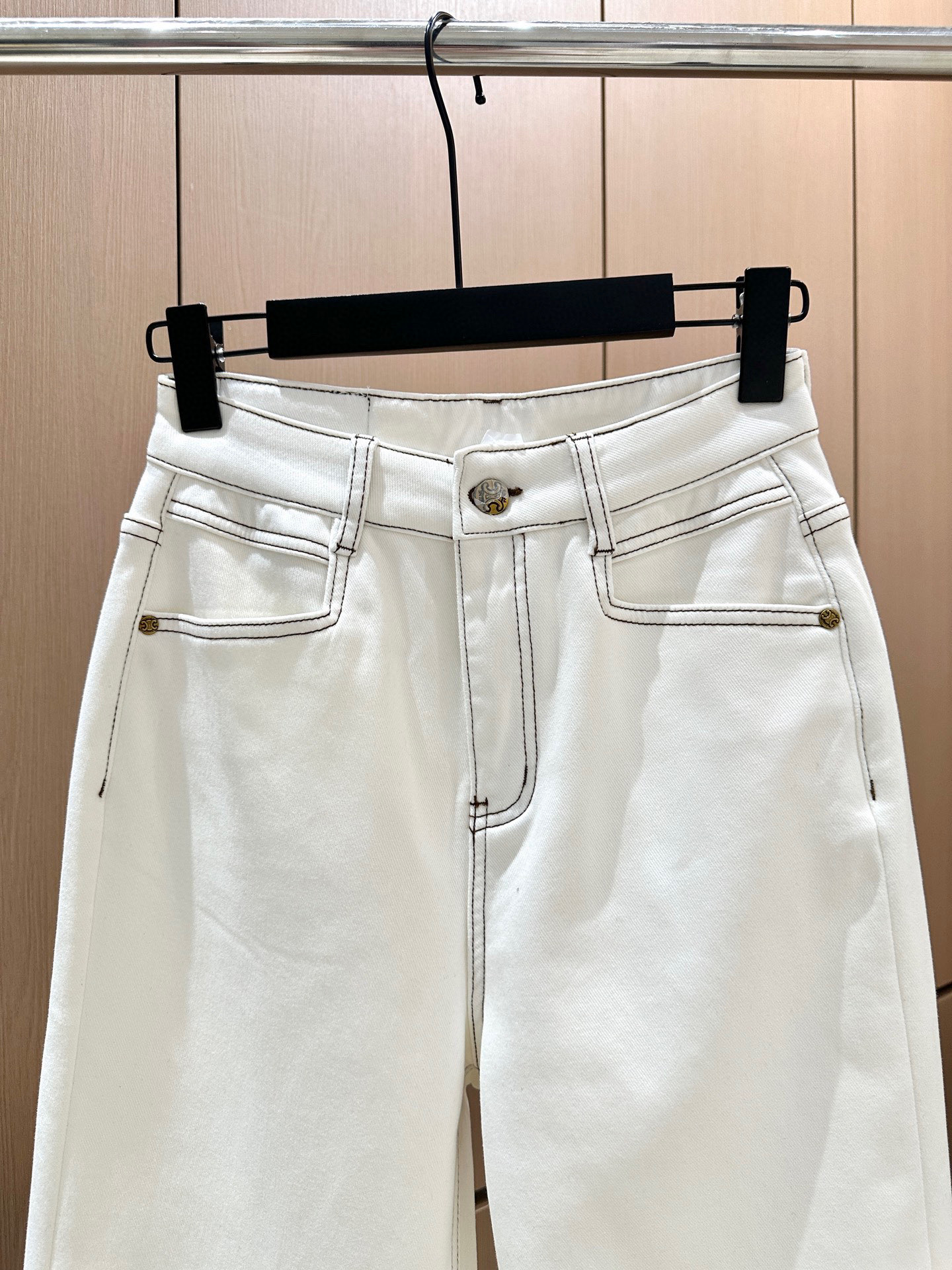 🛒𝐍𝐄𝐖 · 𝟐𝟎𝟐5/爆款现货设计师原创｜25新款加绒烟管牛仔裤撞色刺绣 色系搭配非常好看，瘦身设计，