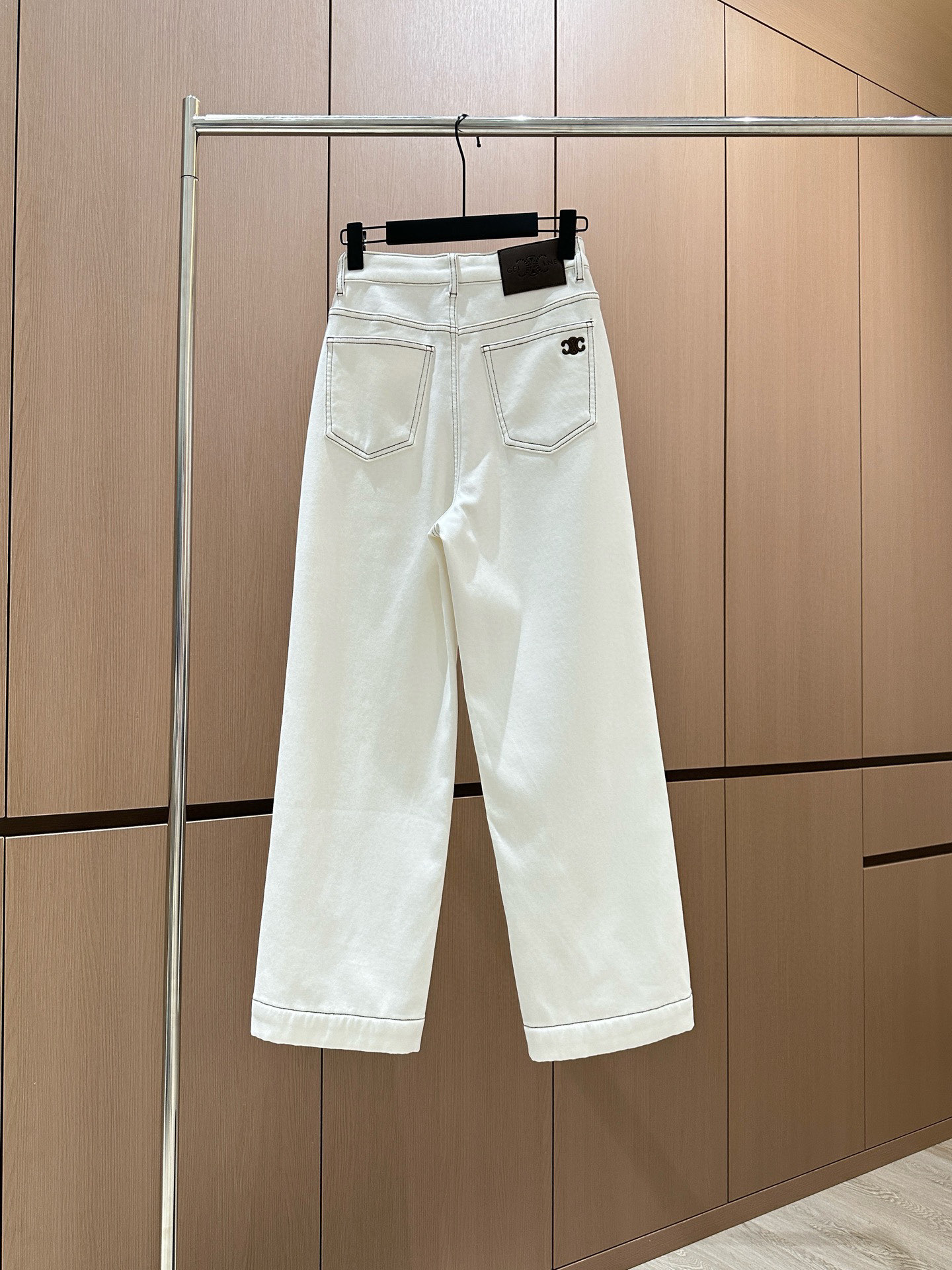 🛒𝐍𝐄𝐖 · 𝟐𝟎𝟐5/爆款现货设计师原创｜25新款加绒烟管牛仔裤撞色刺绣 色系搭配非常好看，瘦身设计，