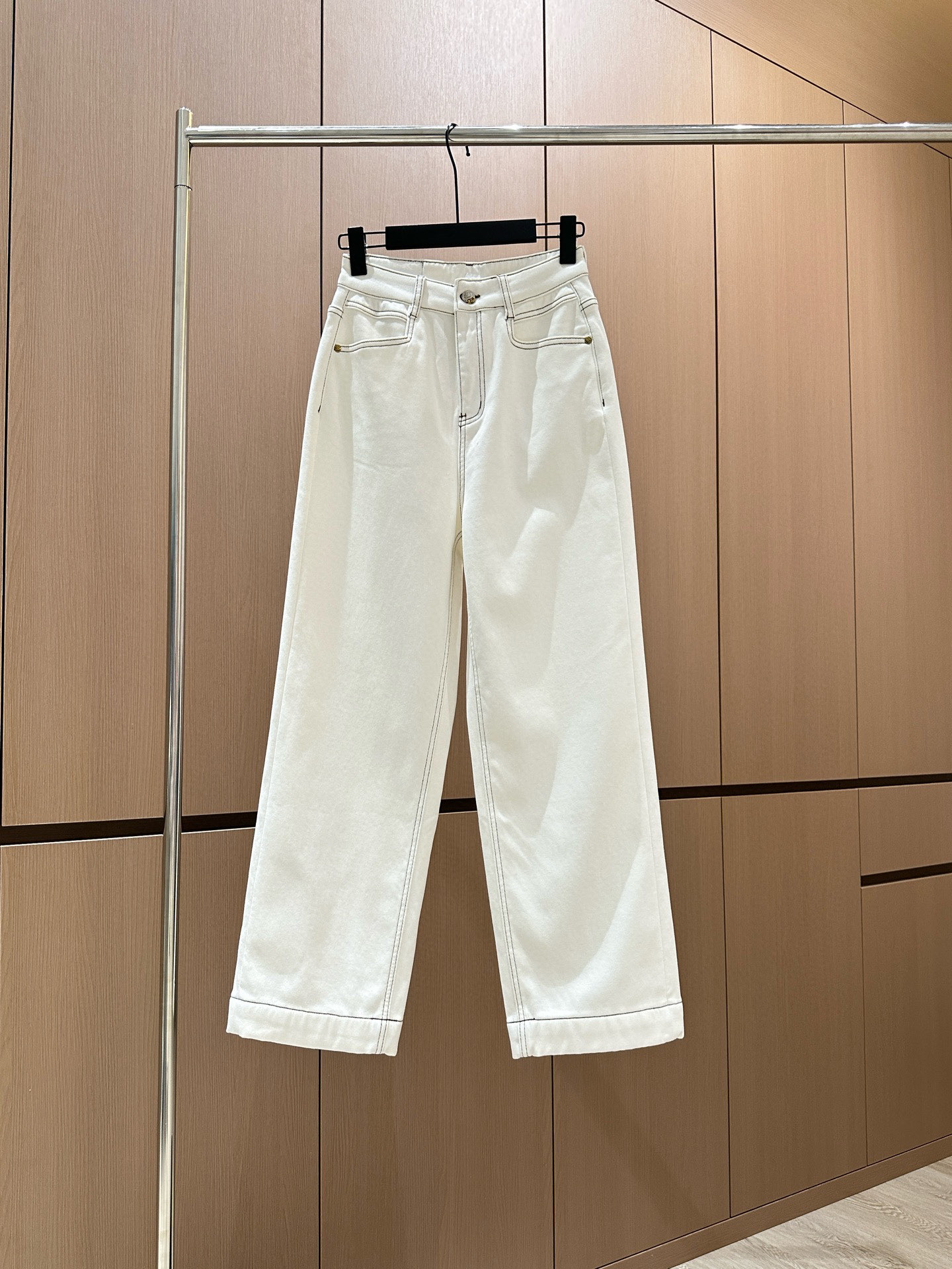 🛒𝐍𝐄𝐖 · 𝟐𝟎𝟐5/爆款现货设计师原创｜25新款加绒烟管牛仔裤撞色刺绣 色系搭配非常好看，瘦身设计，