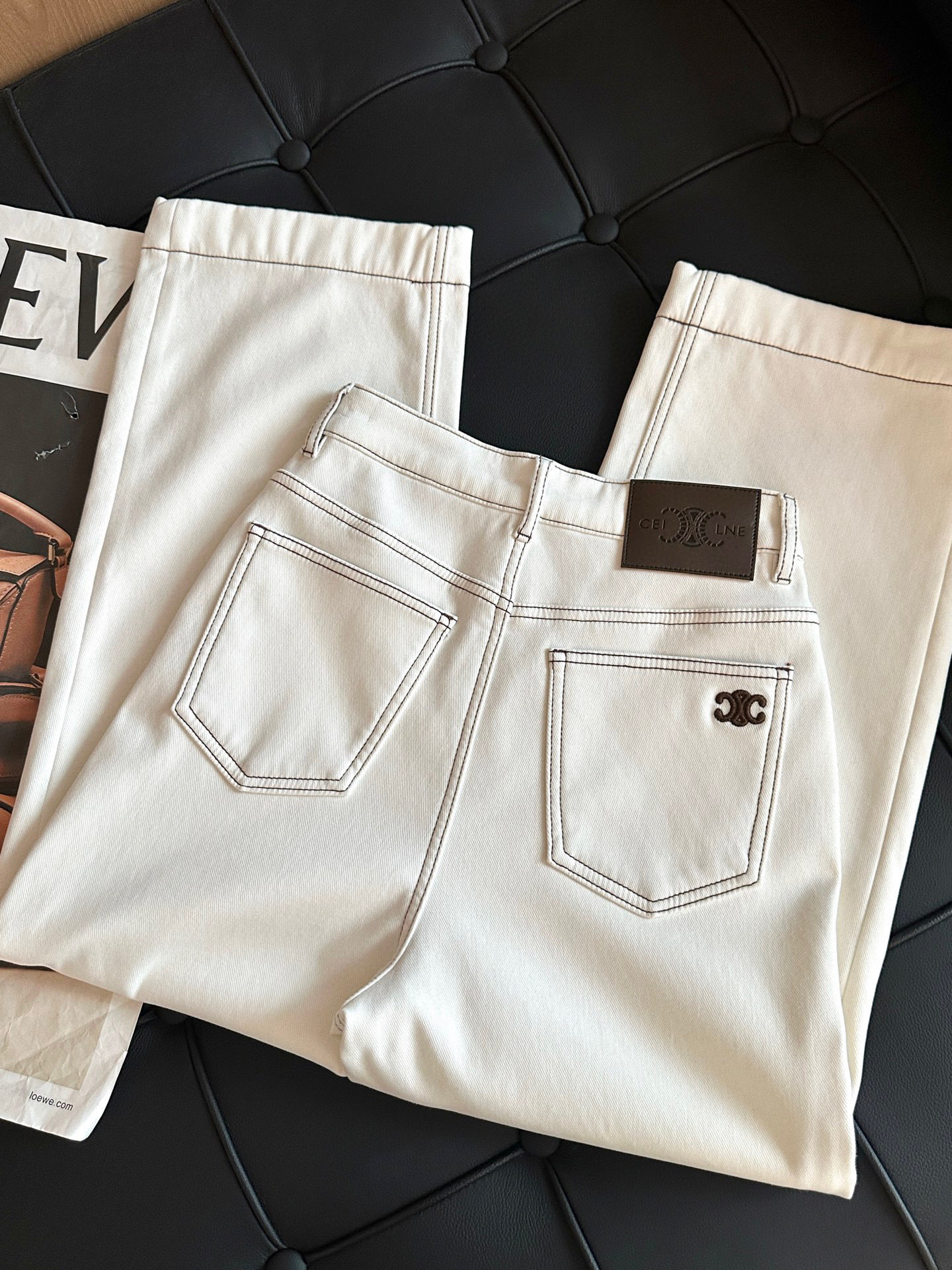 🛒𝐍𝐄𝐖 · 𝟐𝟎𝟐5/爆款现货设计师原创｜25新款加绒烟管牛仔裤撞色刺绣 色系搭配非常好看，瘦身设计，