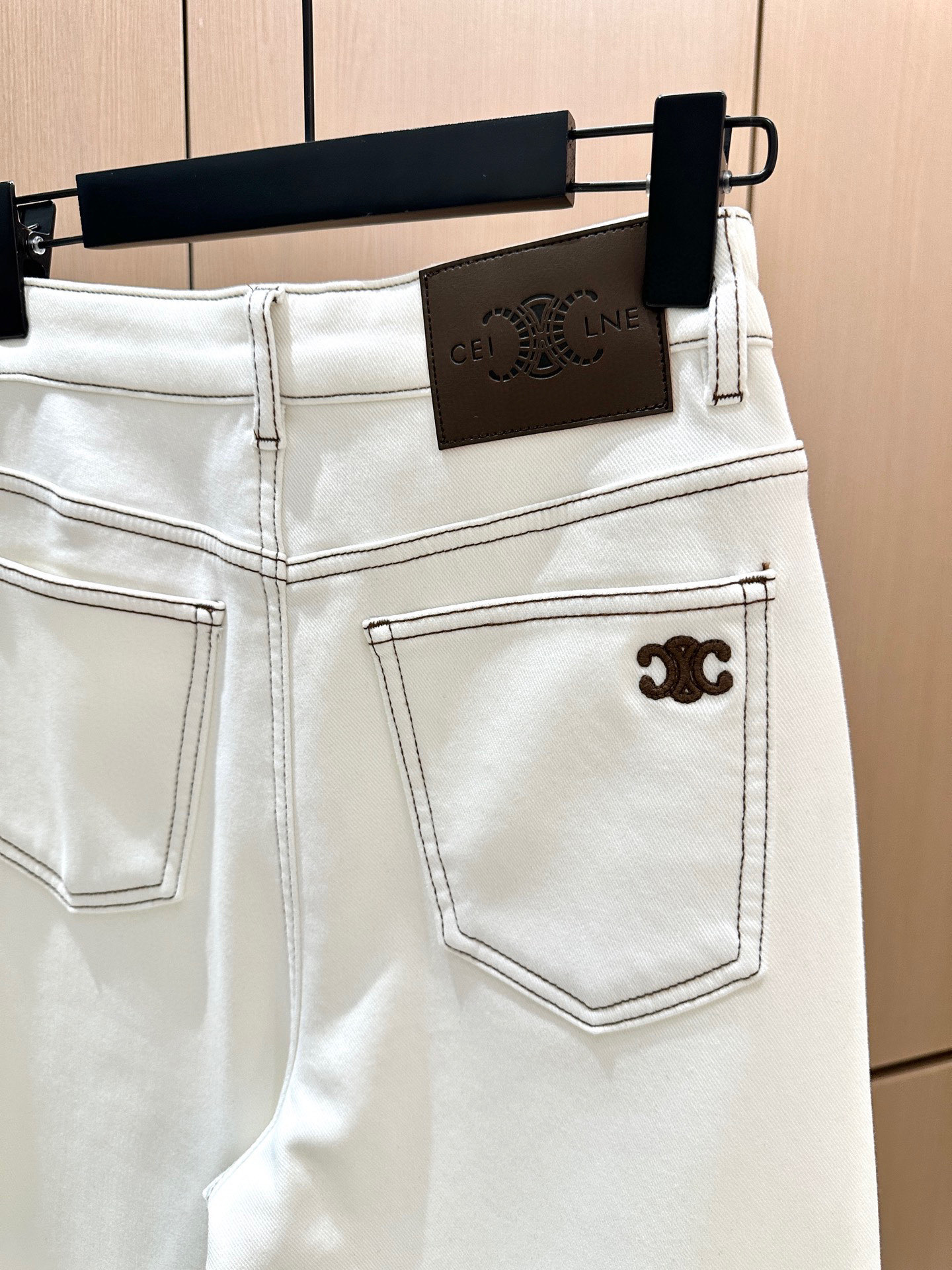 🛒𝐍𝐄𝐖 · 𝟐𝟎𝟐5/爆款现货设计师原创｜25新款加绒烟管牛仔裤撞色刺绣 色系搭配非常好看，瘦身设计，