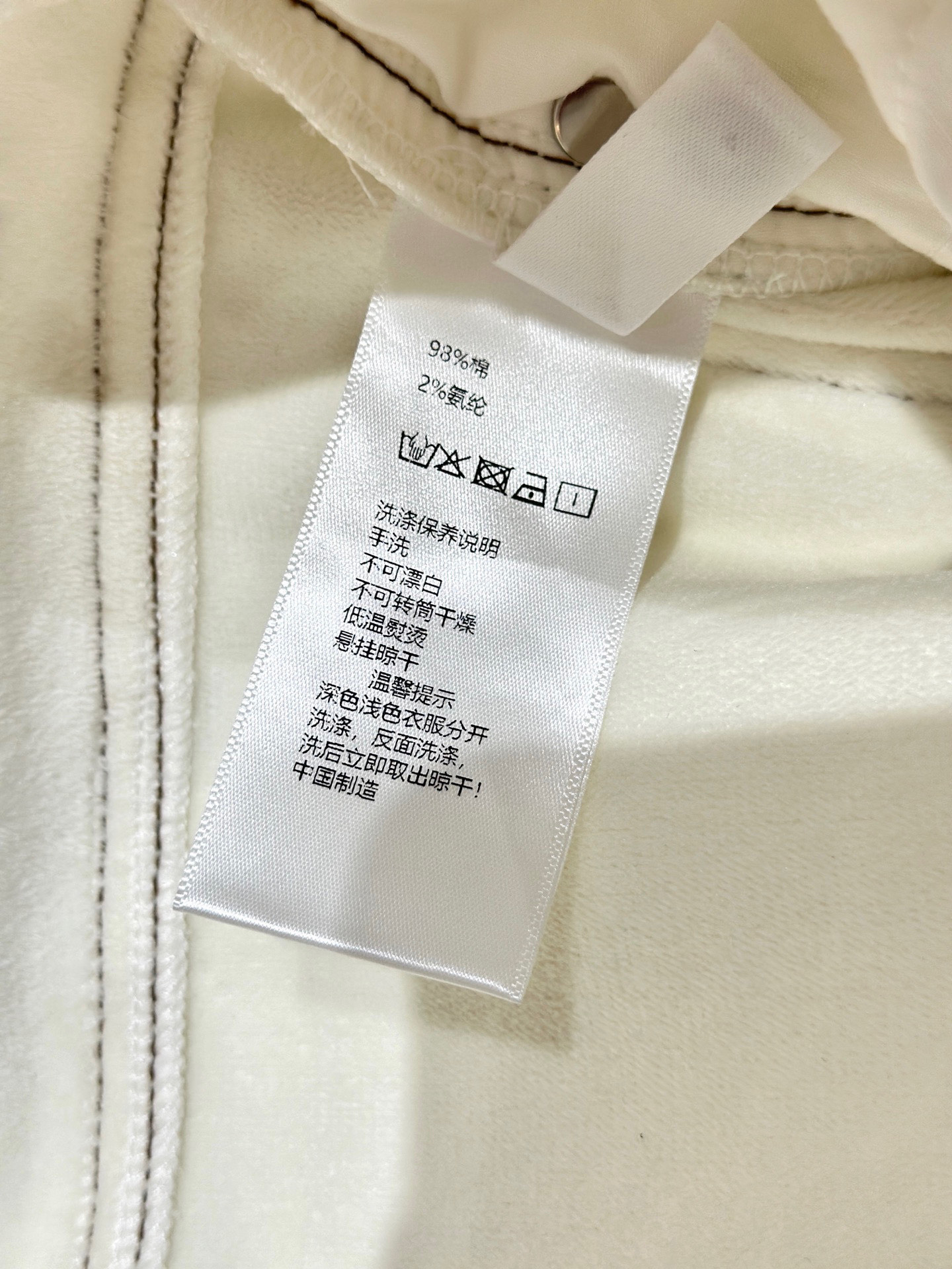 🛒𝐍𝐄𝐖 · 𝟐𝟎𝟐5/爆款现货设计师原创｜25新款加绒烟管牛仔裤撞色刺绣 色系搭配非常好看，瘦身设计，