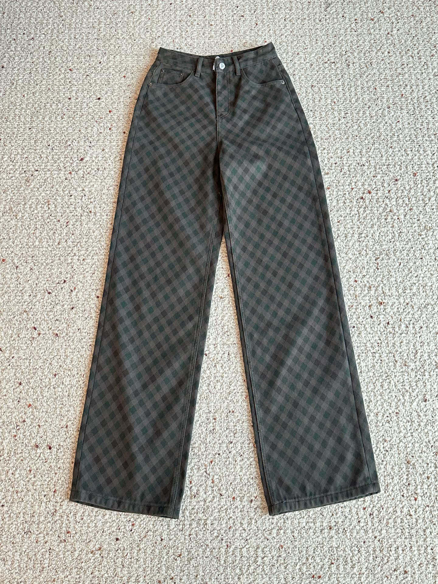 🛒𝐍𝐄𝐖 · 𝟐𝟎𝟐5/爆款现货设计师 原创｜女神同款植绒格纹牛仔裤 这款牛仔裤选用优质面料，工艺洗水，