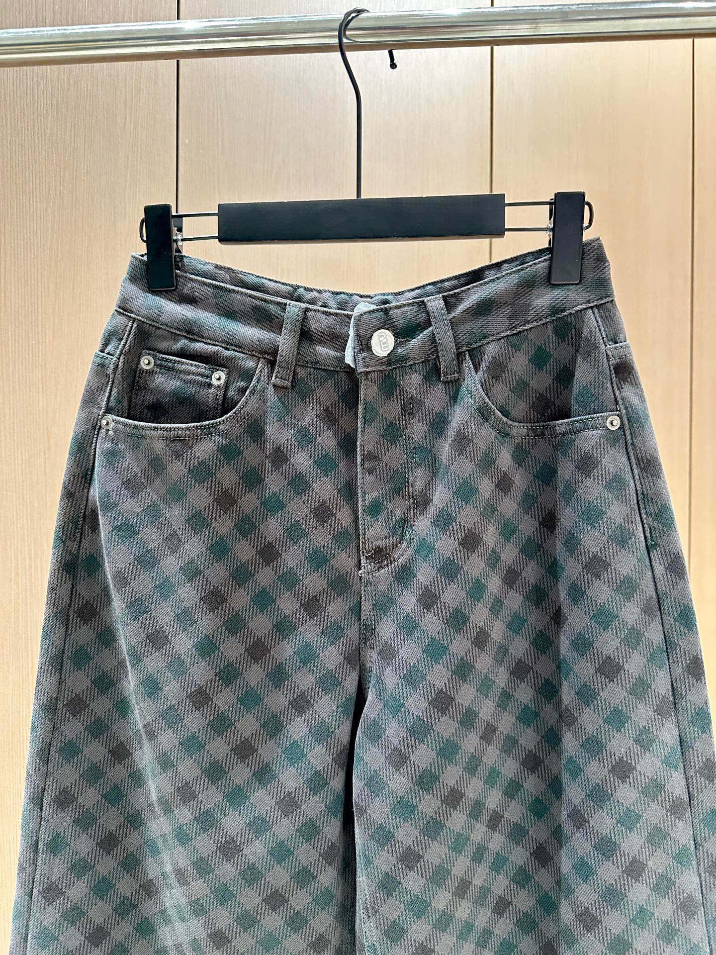 🛒𝐍𝐄𝐖 · 𝟐𝟎𝟐5/爆款现货设计师 原创｜女神同款植绒格纹牛仔裤 这款牛仔裤选用优质面料，工艺洗水，