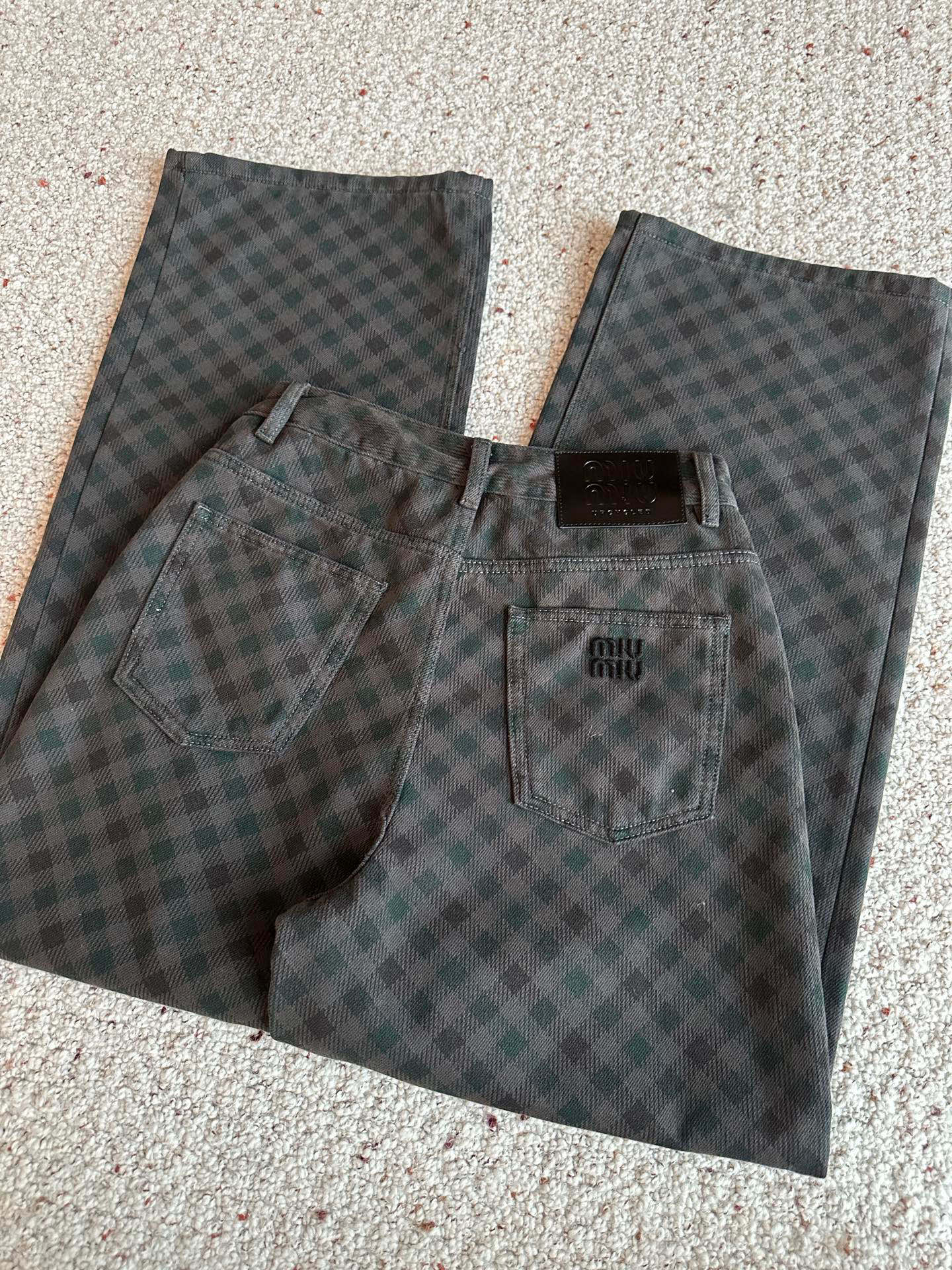 🛒𝐍𝐄𝐖 · 𝟐𝟎𝟐5/爆款现货设计师 原创｜女神同款植绒格纹牛仔裤 这款牛仔裤选用优质面料，工艺洗水，