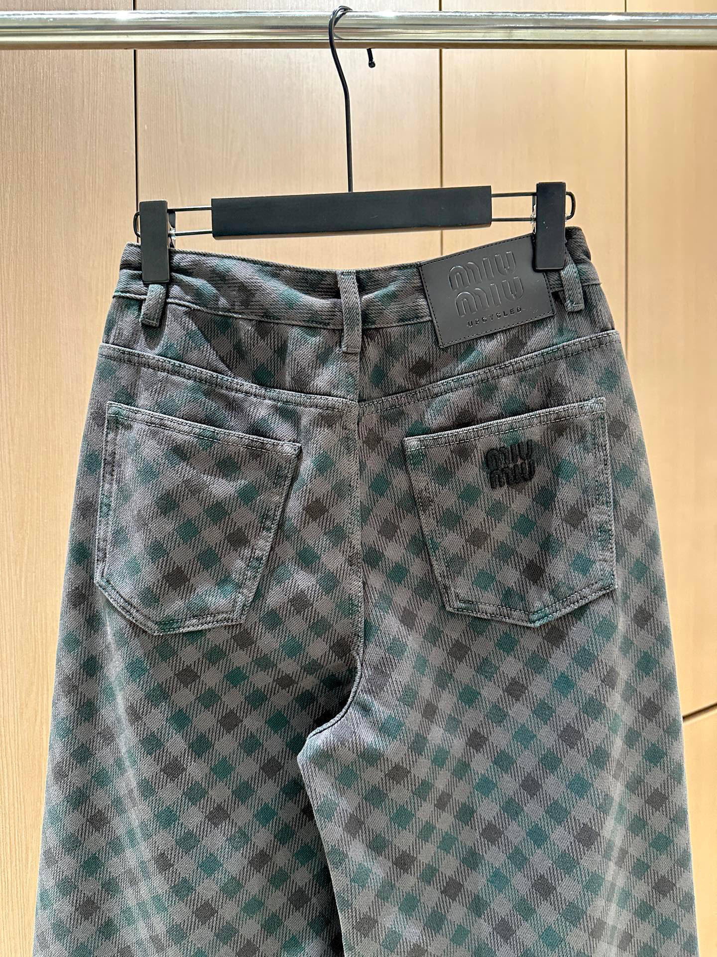 🛒𝐍𝐄𝐖 · 𝟐𝟎𝟐5/爆款现货设计师 原创｜女神同款植绒格纹牛仔裤 这款牛仔裤选用优质面料，工艺洗水，