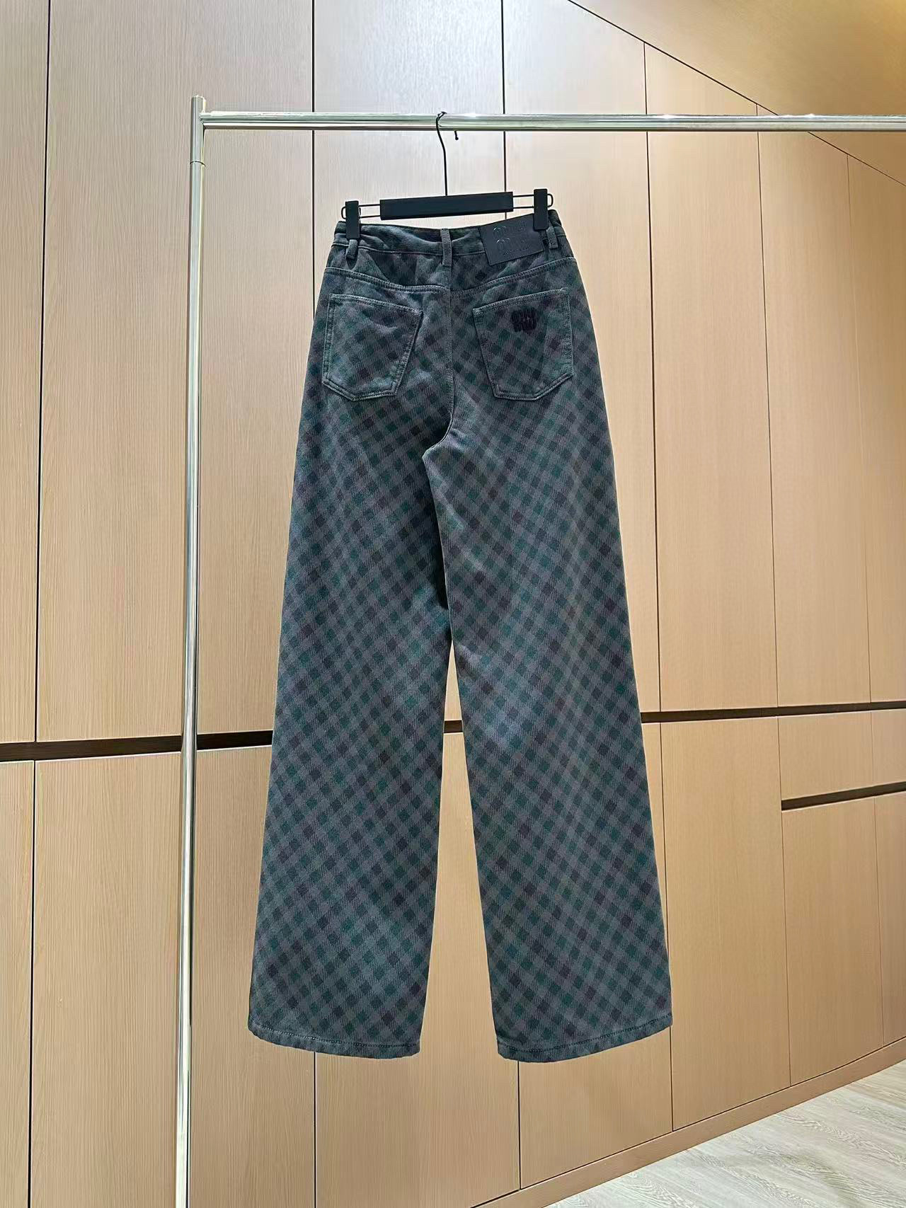 🛒𝐍𝐄𝐖 · 𝟐𝟎𝟐5/爆款现货设计师 原创｜女神同款植绒格纹牛仔裤 这款牛仔裤选用优质面料，工艺洗水，