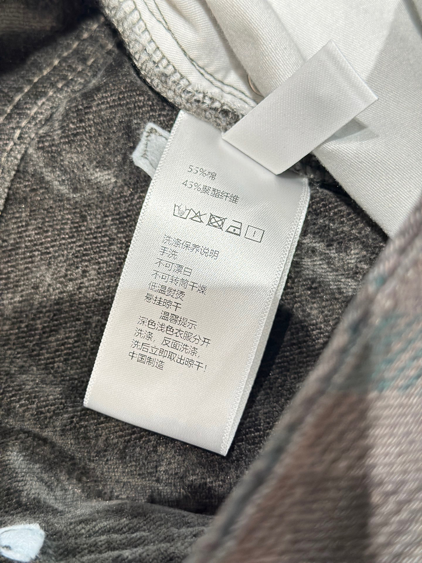 🛒𝐍𝐄𝐖 · 𝟐𝟎𝟐5/爆款现货设计师 原创｜女神同款植绒格纹牛仔裤 这款牛仔裤选用优质面料，工艺洗水，