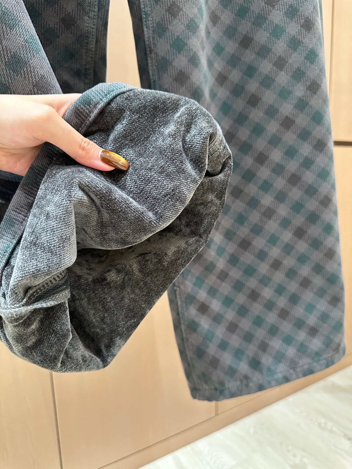 🛒𝐍𝐄𝐖 · 𝟐𝟎𝟐5/爆款现货设计师 原创｜女神同款植绒格纹牛仔裤 这款牛仔裤选用优质面料，工艺洗水，