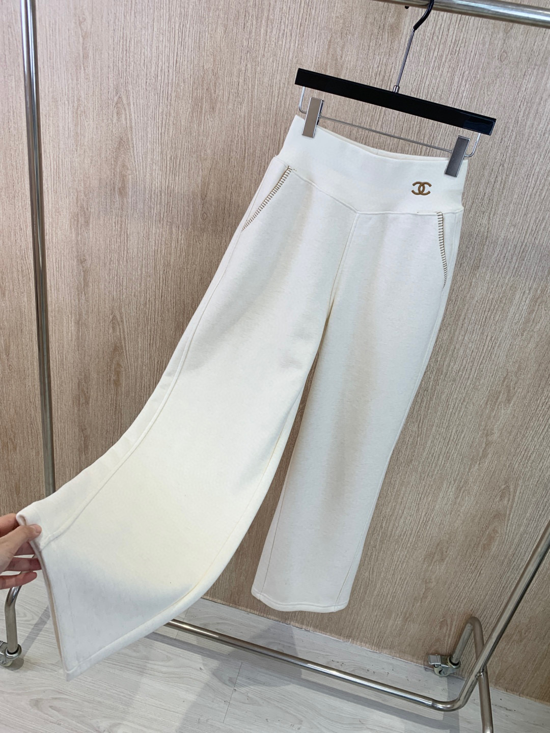 🛒𝐍𝐄𝐖 · 𝟐𝟎𝟐5/爆款现货设计师 Chane*｜松紧宽腰头加绒休闲裤高品质面料质感柔软细腻舒适。撞