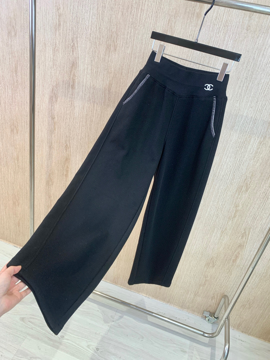 🛒𝐍𝐄𝐖 · 𝟐𝟎𝟐5/爆款现货设计师 Chane*｜松紧宽腰头加绒休闲裤高品质面料质感柔软细腻舒适。撞