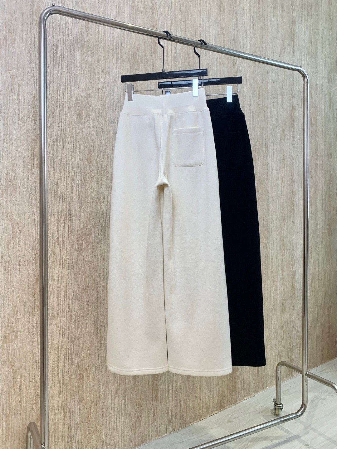 🛒𝐍𝐄𝐖 · 𝟐𝟎𝟐5/爆款现货设计师 Chane*｜松紧宽腰头加绒休闲裤高品质面料质感柔软细腻舒适。撞