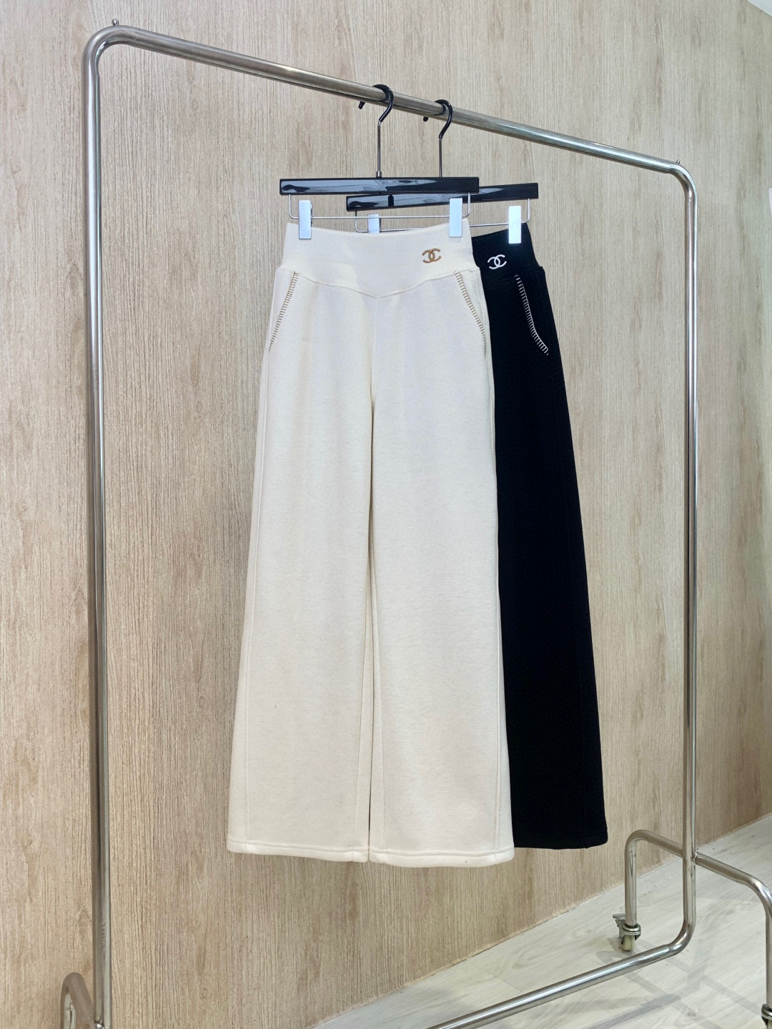 🛒𝐍𝐄𝐖 · 𝟐𝟎𝟐5/爆款现货设计师 Chane*｜松紧宽腰头加绒休闲裤高品质面料质感柔软细腻舒适。撞