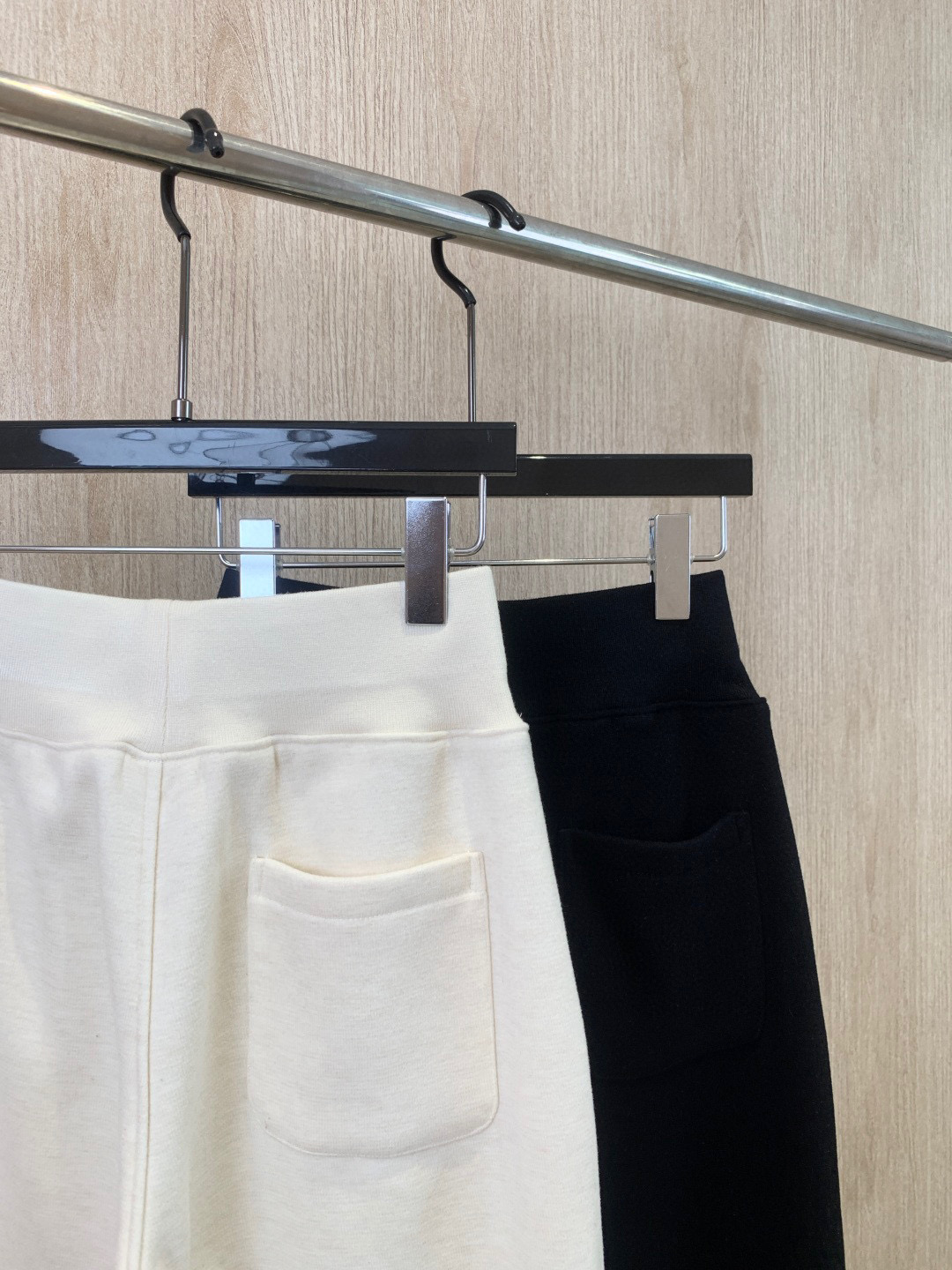 🛒𝐍𝐄𝐖 · 𝟐𝟎𝟐5/爆款现货设计师 Chane*｜松紧宽腰头加绒休闲裤高品质面料质感柔软细腻舒适。撞