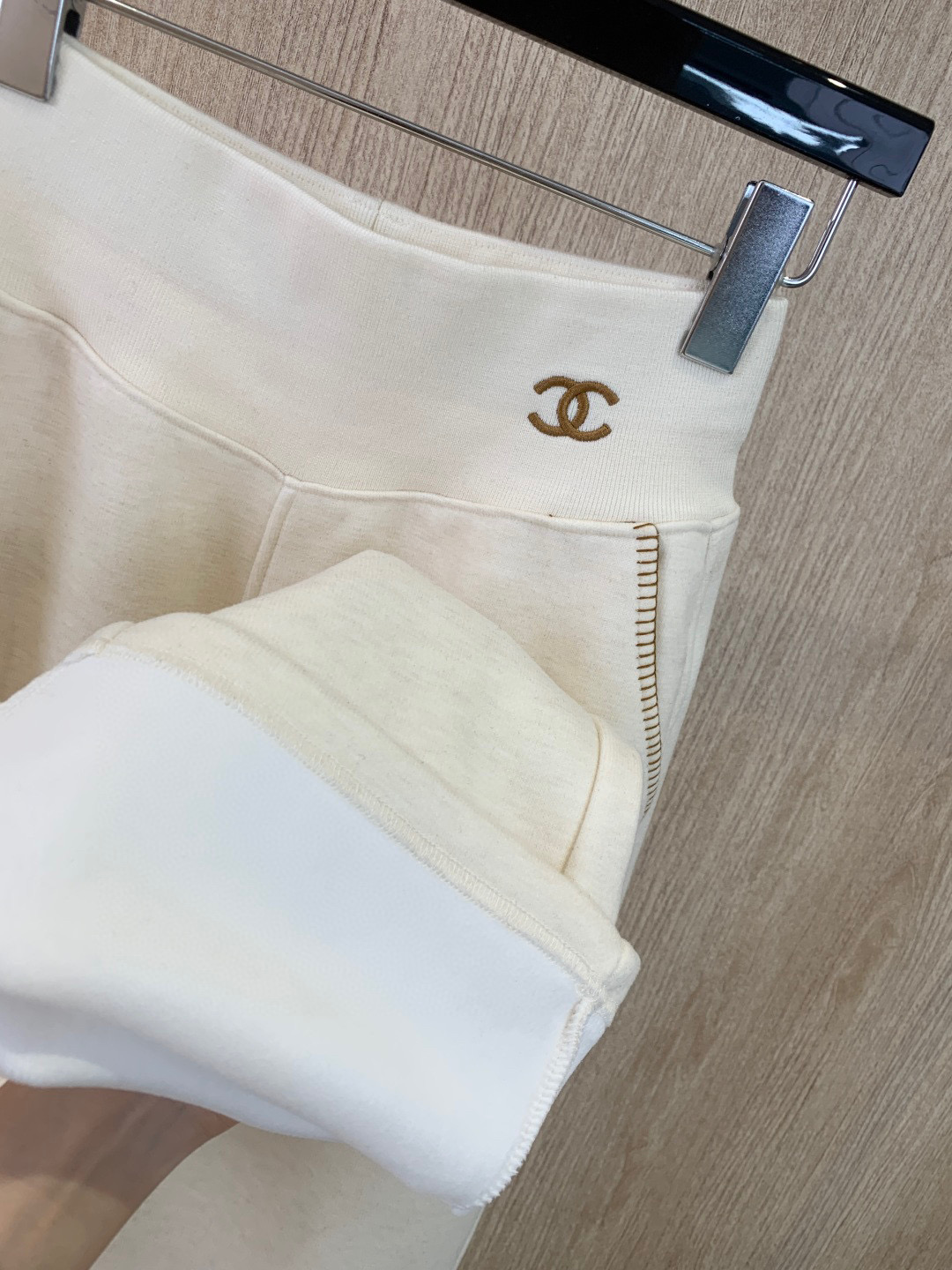 🛒𝐍𝐄𝐖 · 𝟐𝟎𝟐5/爆款现货设计师 Chane*｜松紧宽腰头加绒休闲裤高品质面料质感柔软细腻舒适。撞