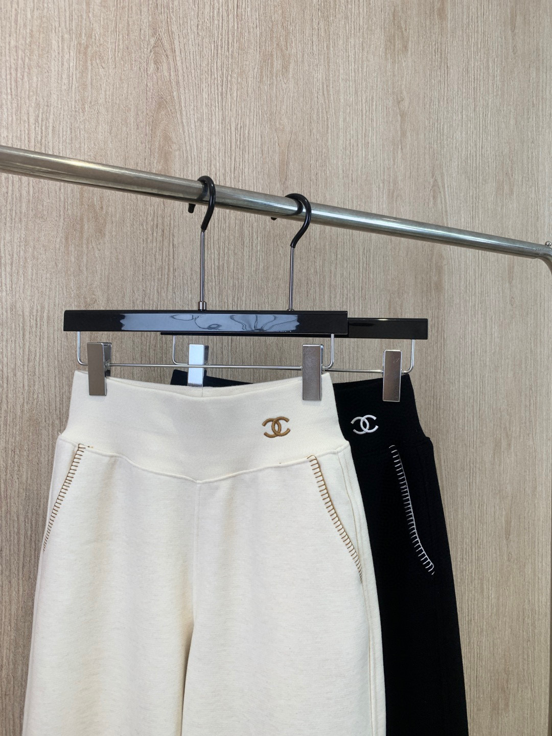 🛒𝐍𝐄𝐖 · 𝟐𝟎𝟐5/爆款现货设计师 Chane*｜松紧宽腰头加绒休闲裤高品质面料质感柔软细腻舒适。撞