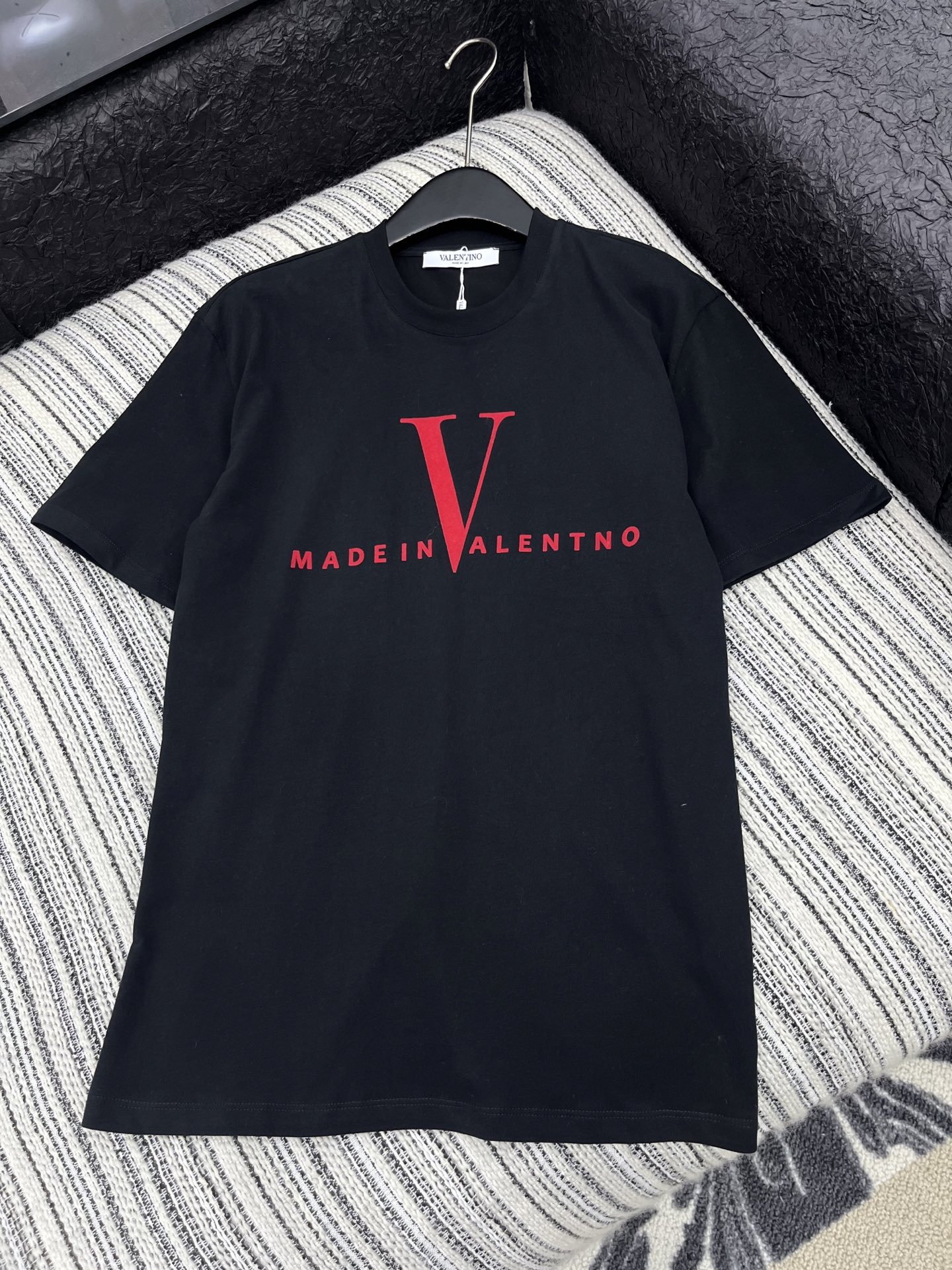 🛒𝐍𝐄𝐖 · 𝟐𝟎𝟐5/爆款现货原单品质 Vale*｜25新品印花短袖T恤精致版型上身巨显瘦！定制最新图