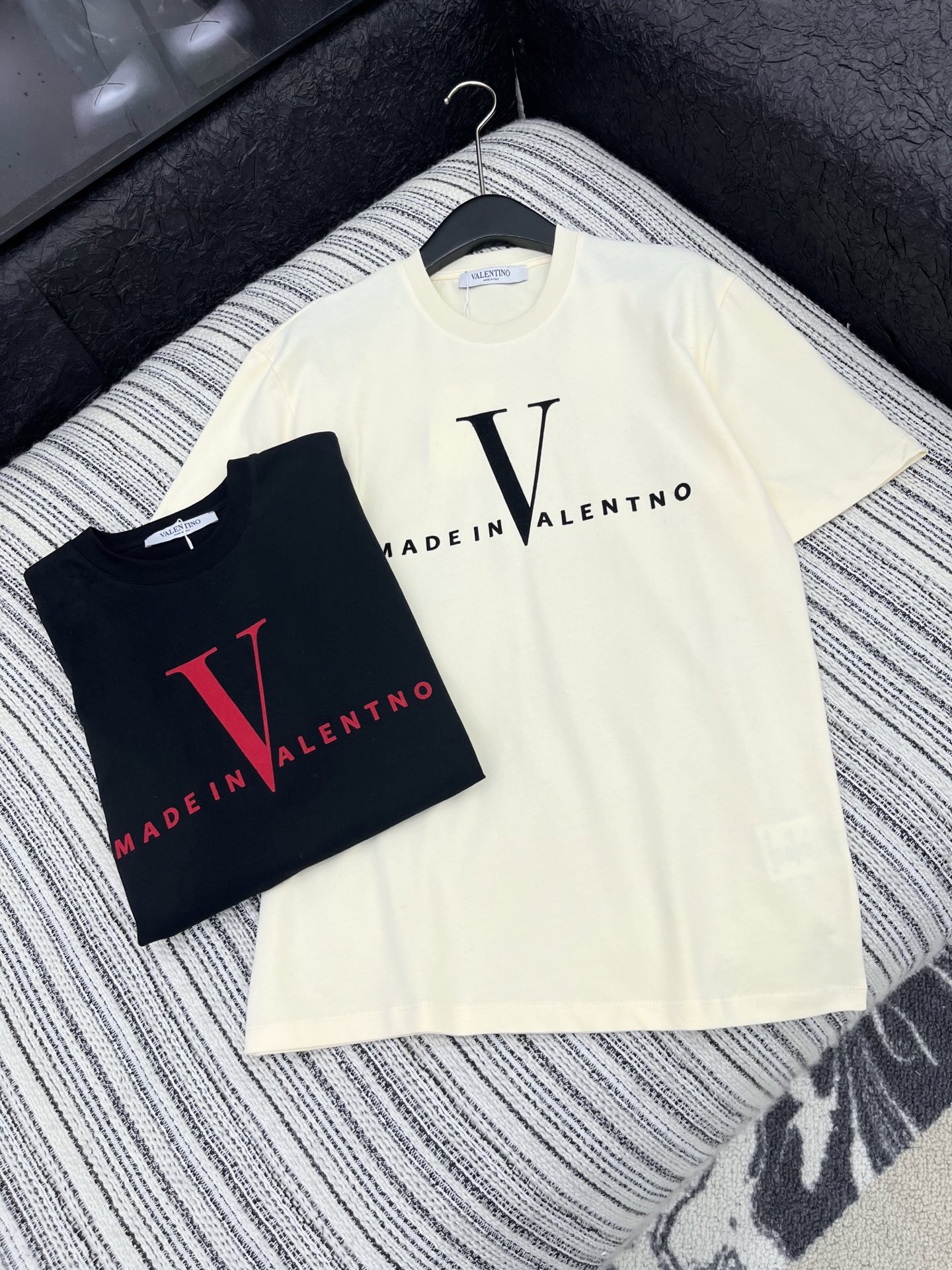 🛒𝐍𝐄𝐖 · 𝟐𝟎𝟐5/爆款现货原单品质 Vale*｜25新品印花短袖T恤精致版型上身巨显瘦！定制最新图