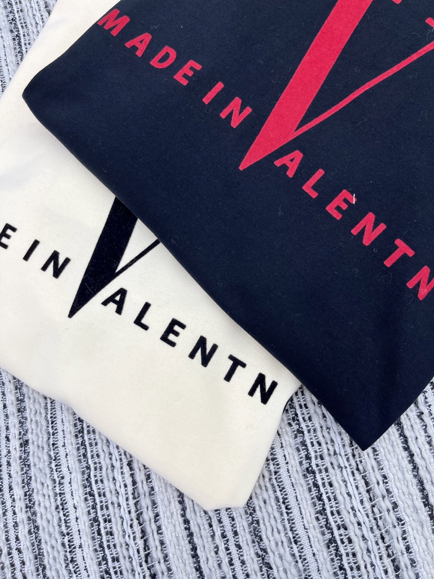 🛒𝐍𝐄𝐖 · 𝟐𝟎𝟐5/爆款现货原单品质 Vale*｜25新品印花短袖T恤精致版型上身巨显瘦！定制最新图