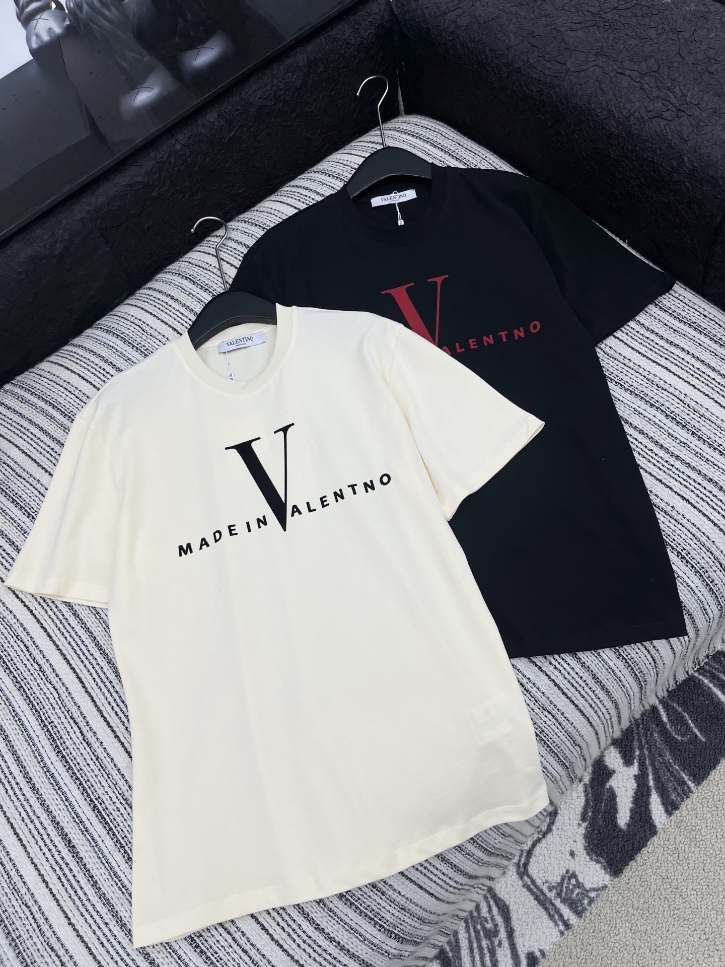 🛒𝐍𝐄𝐖 · 𝟐𝟎𝟐5/爆款现货原单品质 Vale*｜25新品印花短袖T恤精致版型上身巨显瘦！定制最新图