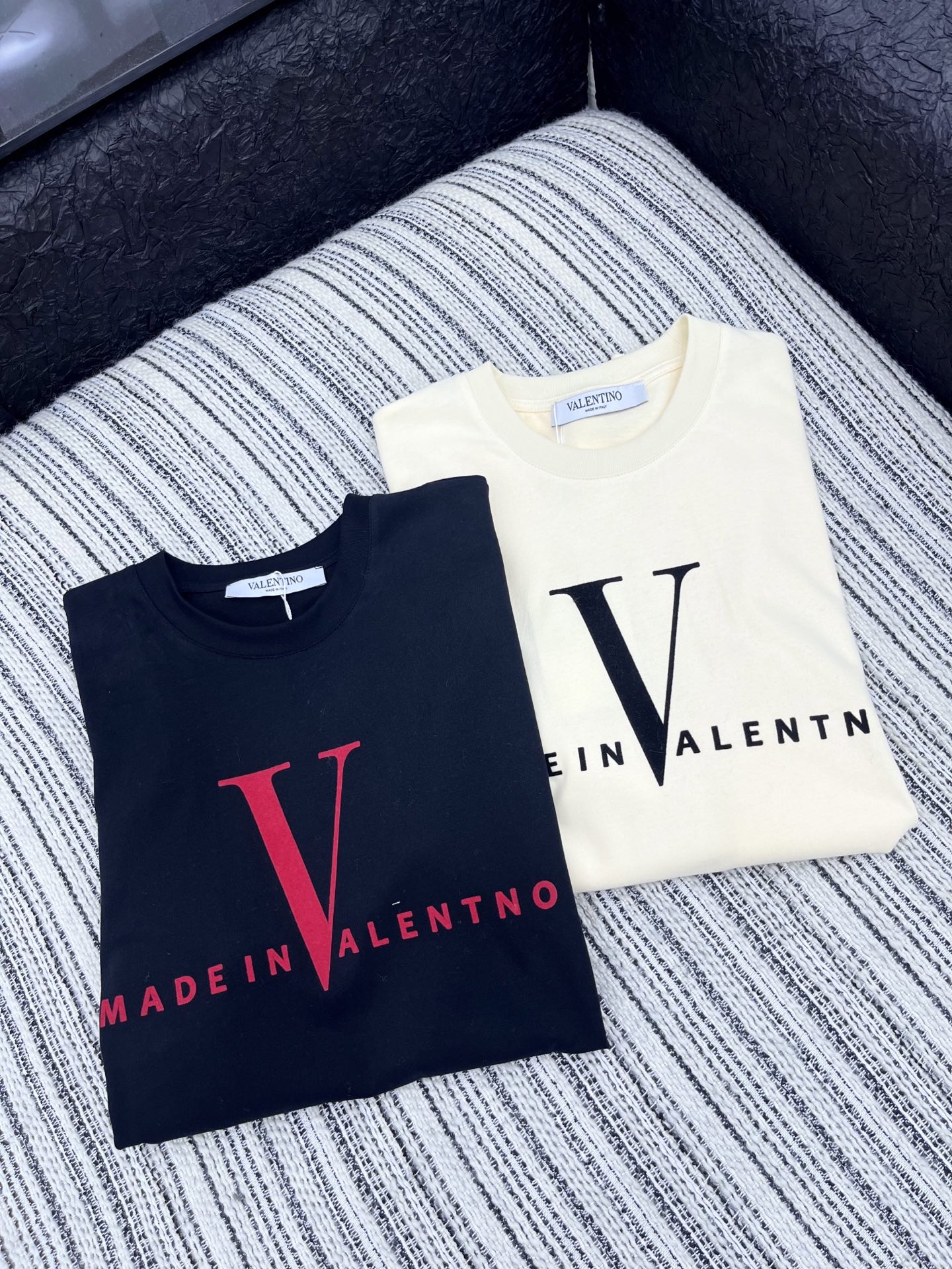 🛒𝐍𝐄𝐖 · 𝟐𝟎𝟐5/爆款现货原单品质 Vale*｜25新品印花短袖T恤精致版型上身巨显瘦！定制最新图