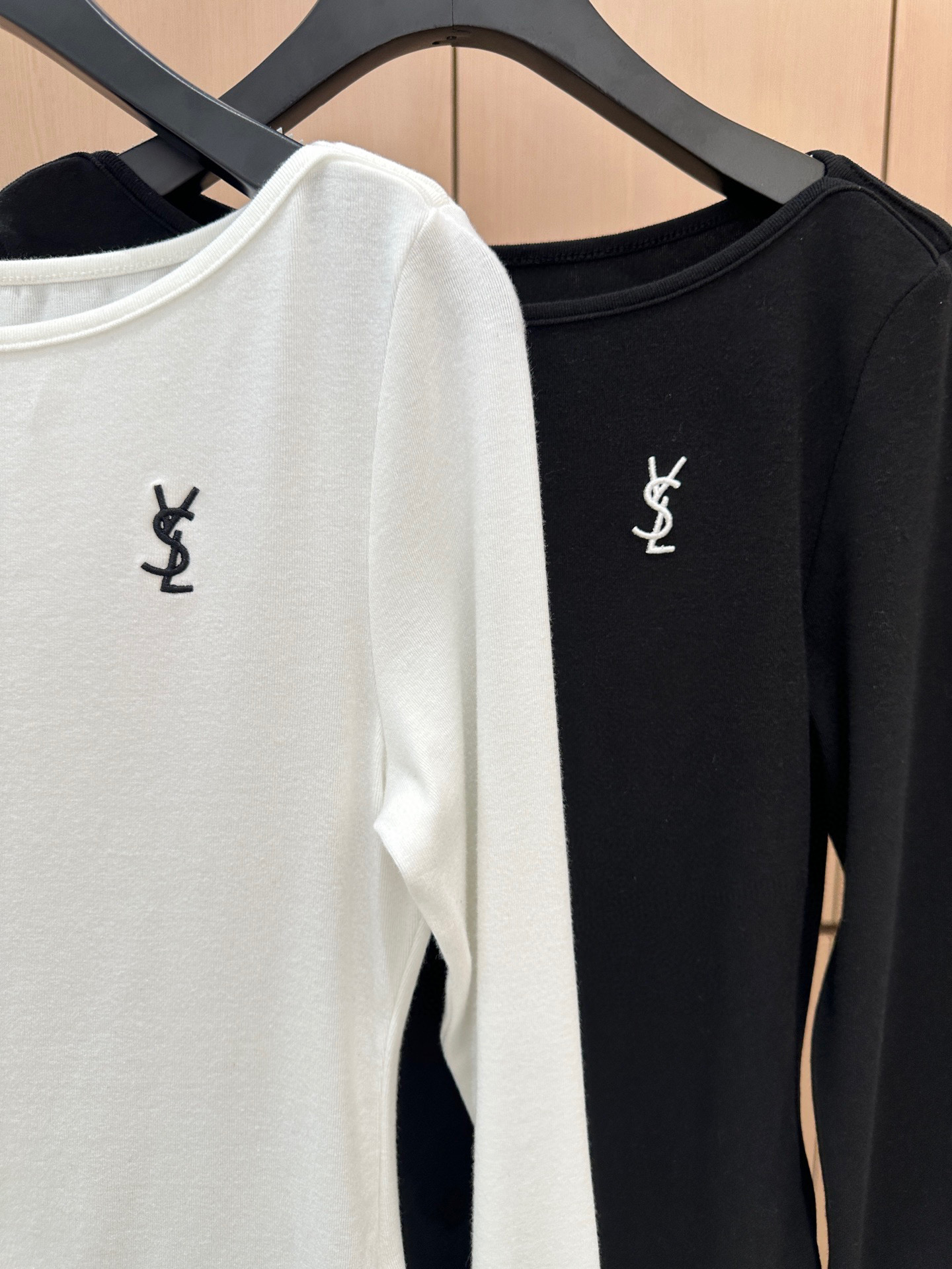 🛒𝐍𝐄𝐖 · 𝟐𝟎𝟐5/爆款现货设计师 原创｜2025新款刺绣打底衫云感舒适的系列！上身的触感谁穿谁知道