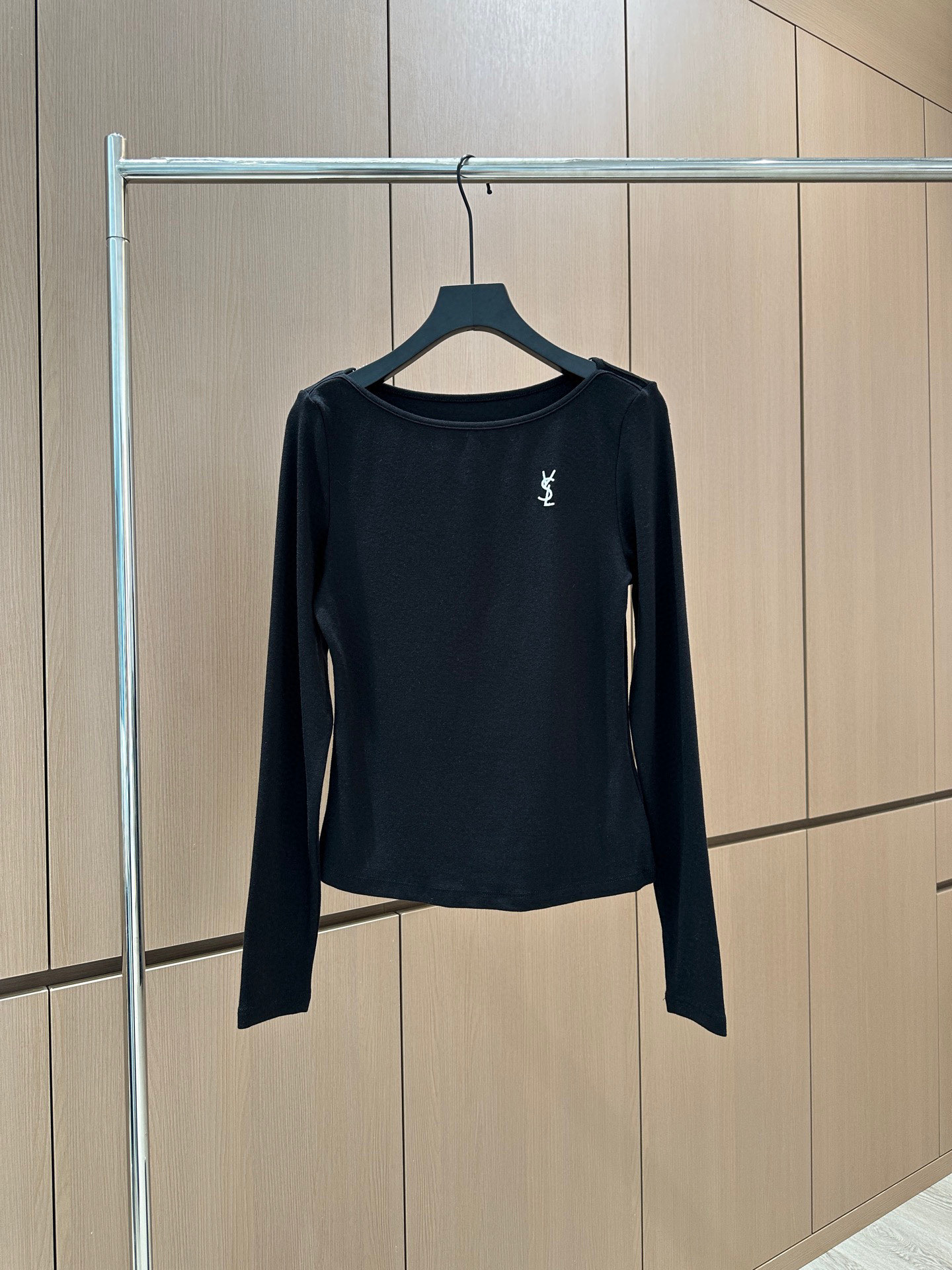 🛒𝐍𝐄𝐖 · 𝟐𝟎𝟐5/爆款现货设计师 原创｜2025新款刺绣打底衫云感舒适的系列！上身的触感谁穿谁知道