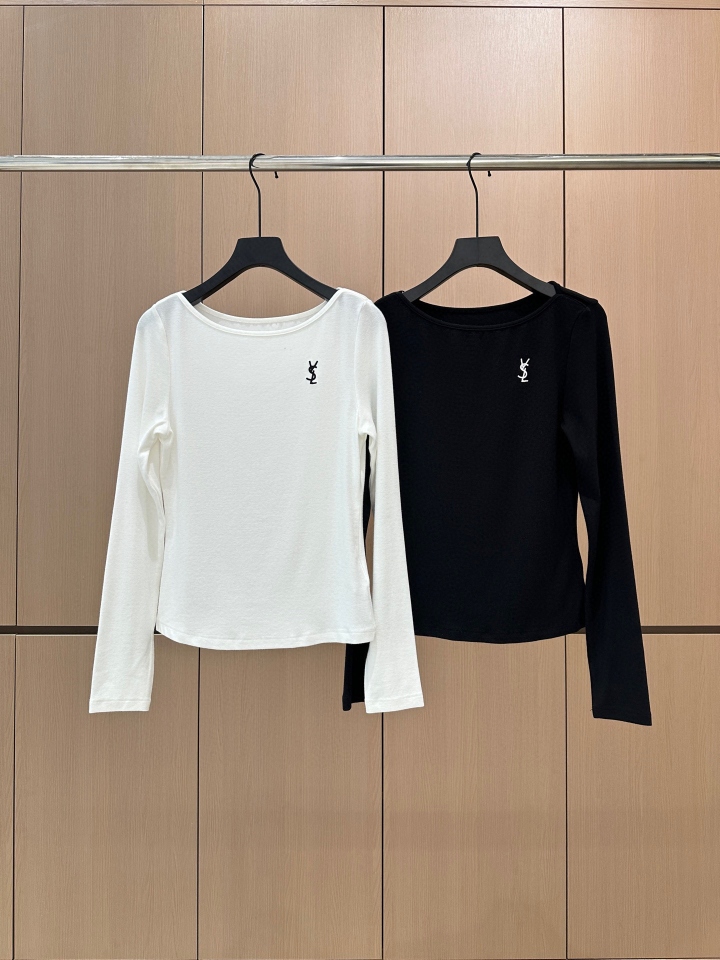 🛒𝐍𝐄𝐖 · 𝟐𝟎𝟐5/爆款现货设计师 原创｜2025新款刺绣打底衫云感舒适的系列！上身的触感谁穿谁知道