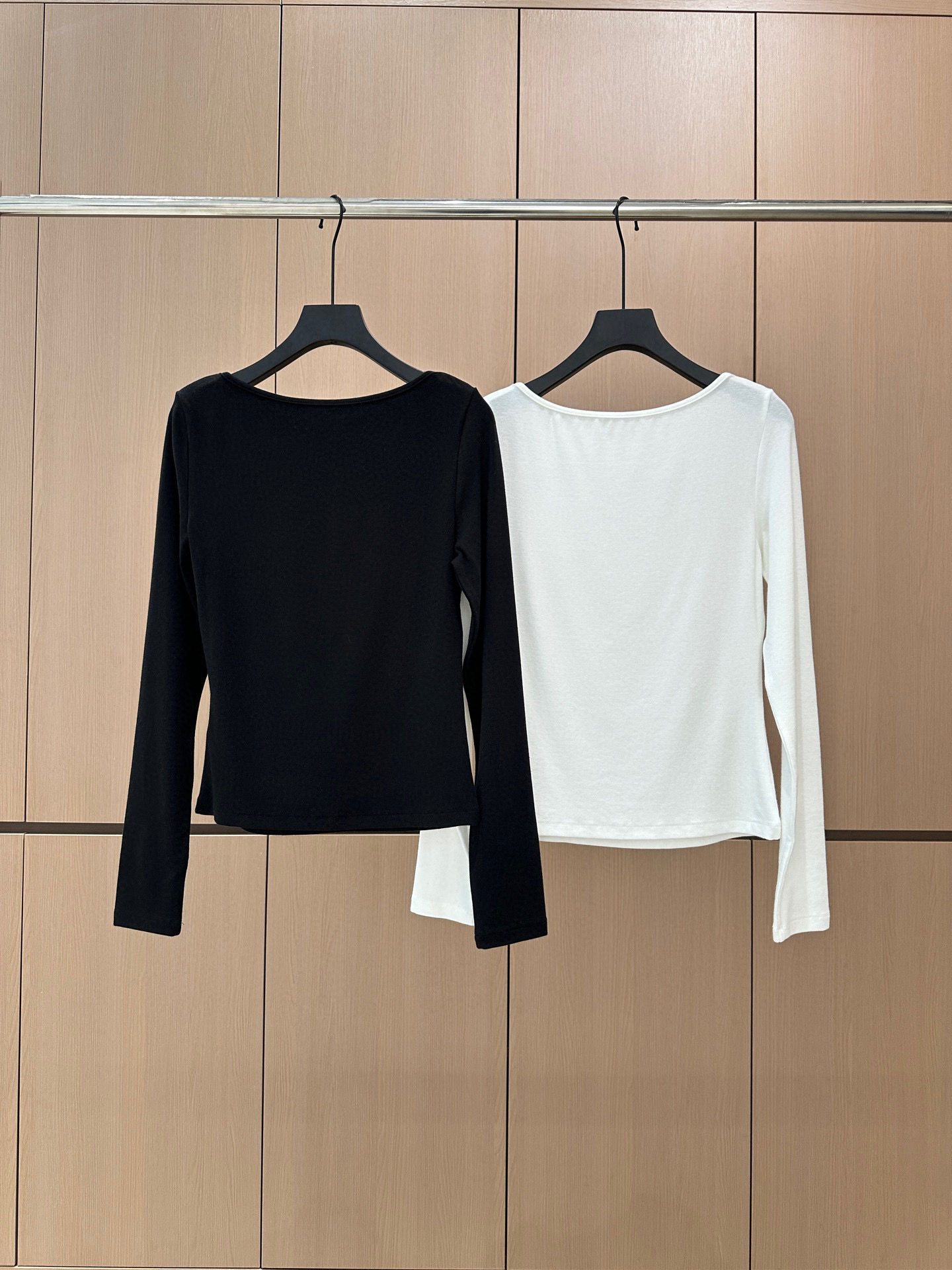 🛒𝐍𝐄𝐖 · 𝟐𝟎𝟐5/爆款现货设计师 原创｜2025新款刺绣打底衫云感舒适的系列！上身的触感谁穿谁知道