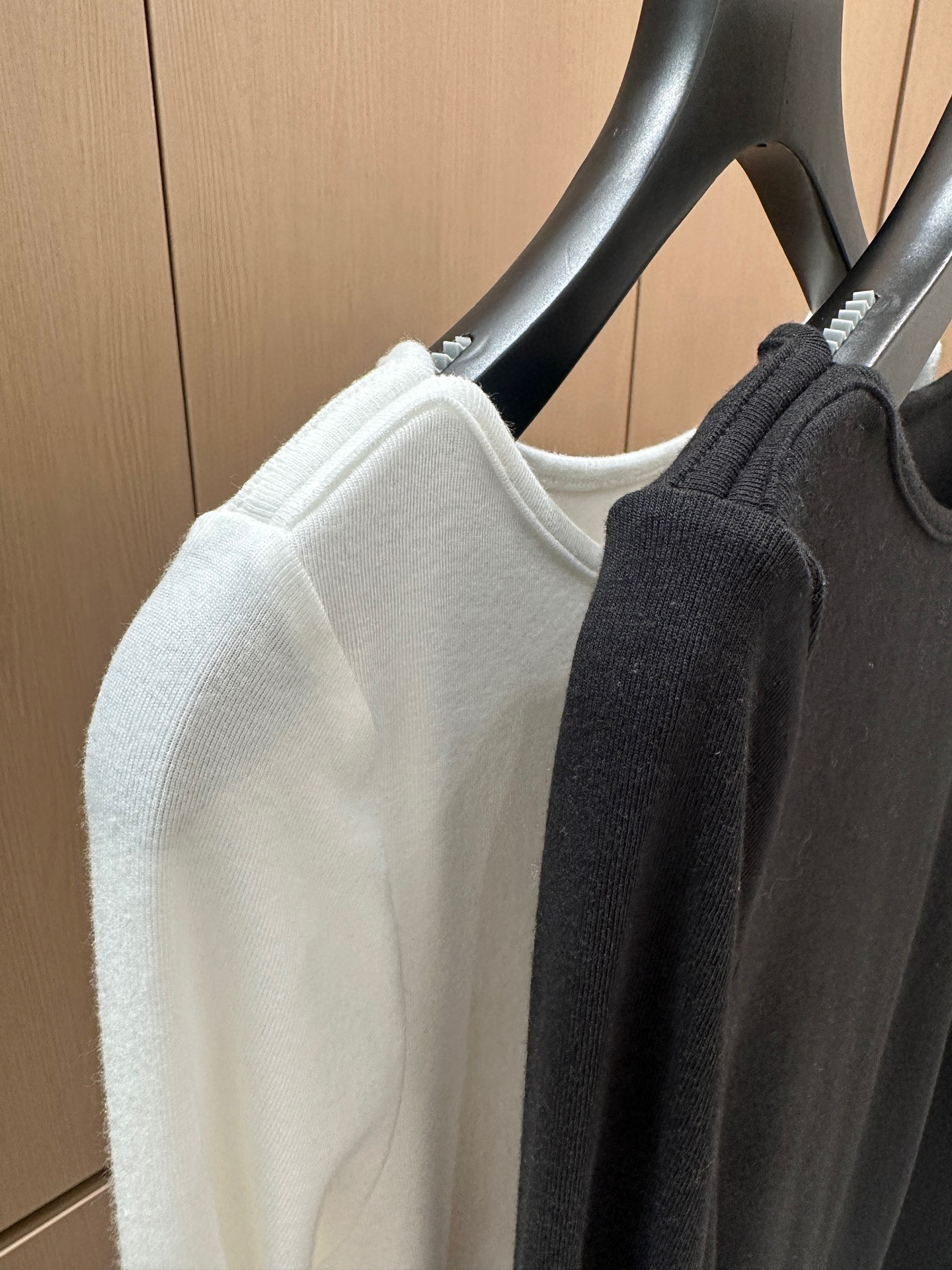 🛒𝐍𝐄𝐖 · 𝟐𝟎𝟐5/爆款现货设计师 原创｜2025新款刺绣打底衫云感舒适的系列！上身的触感谁穿谁知道