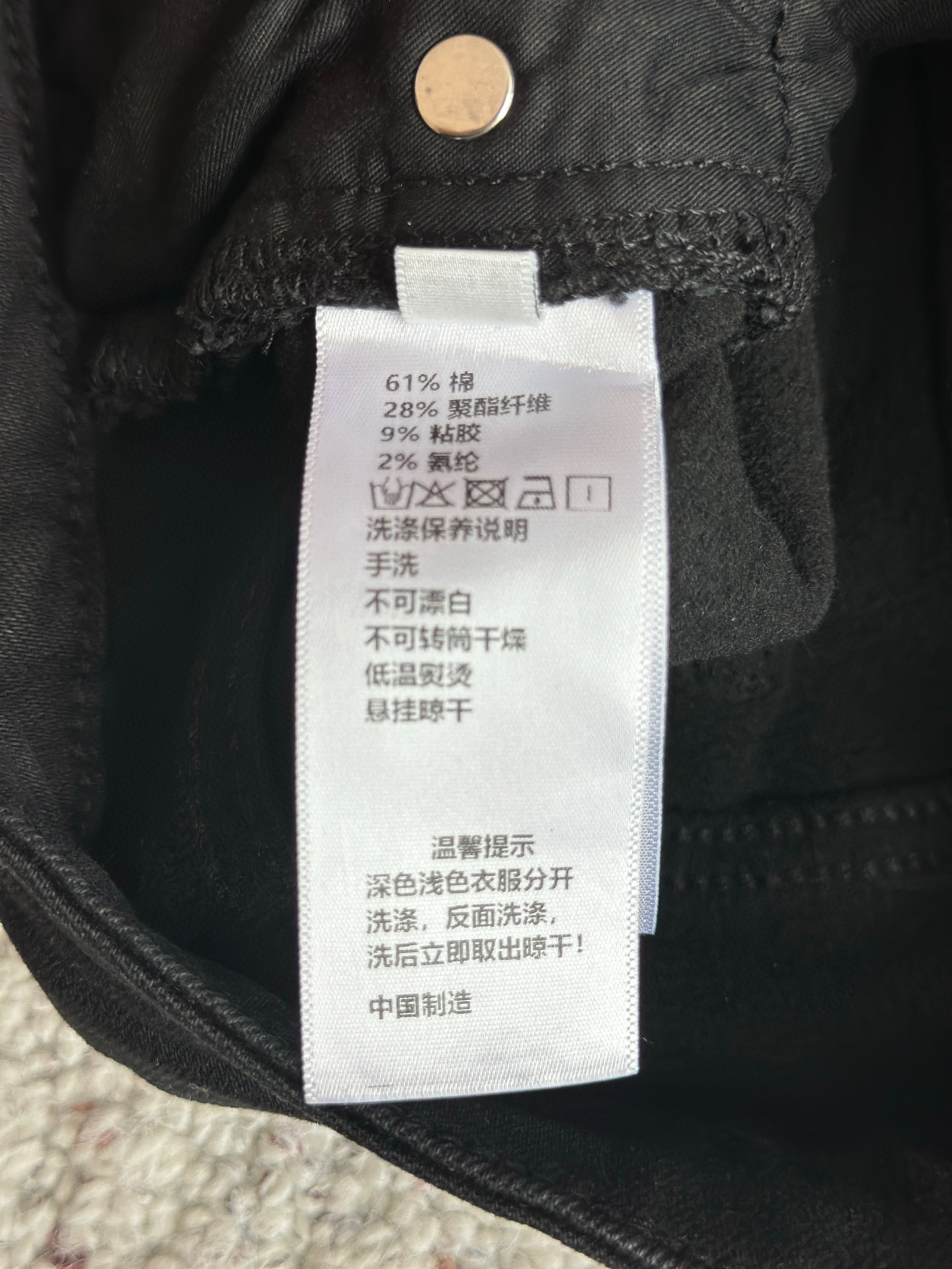 🛒𝐍𝐄𝐖 · 𝟐𝟎𝟐5/爆款现货设计师原创｜女神同款加绒微喇牛仔裤 这款牛仔裤选用优质面料，工艺渐变色洗