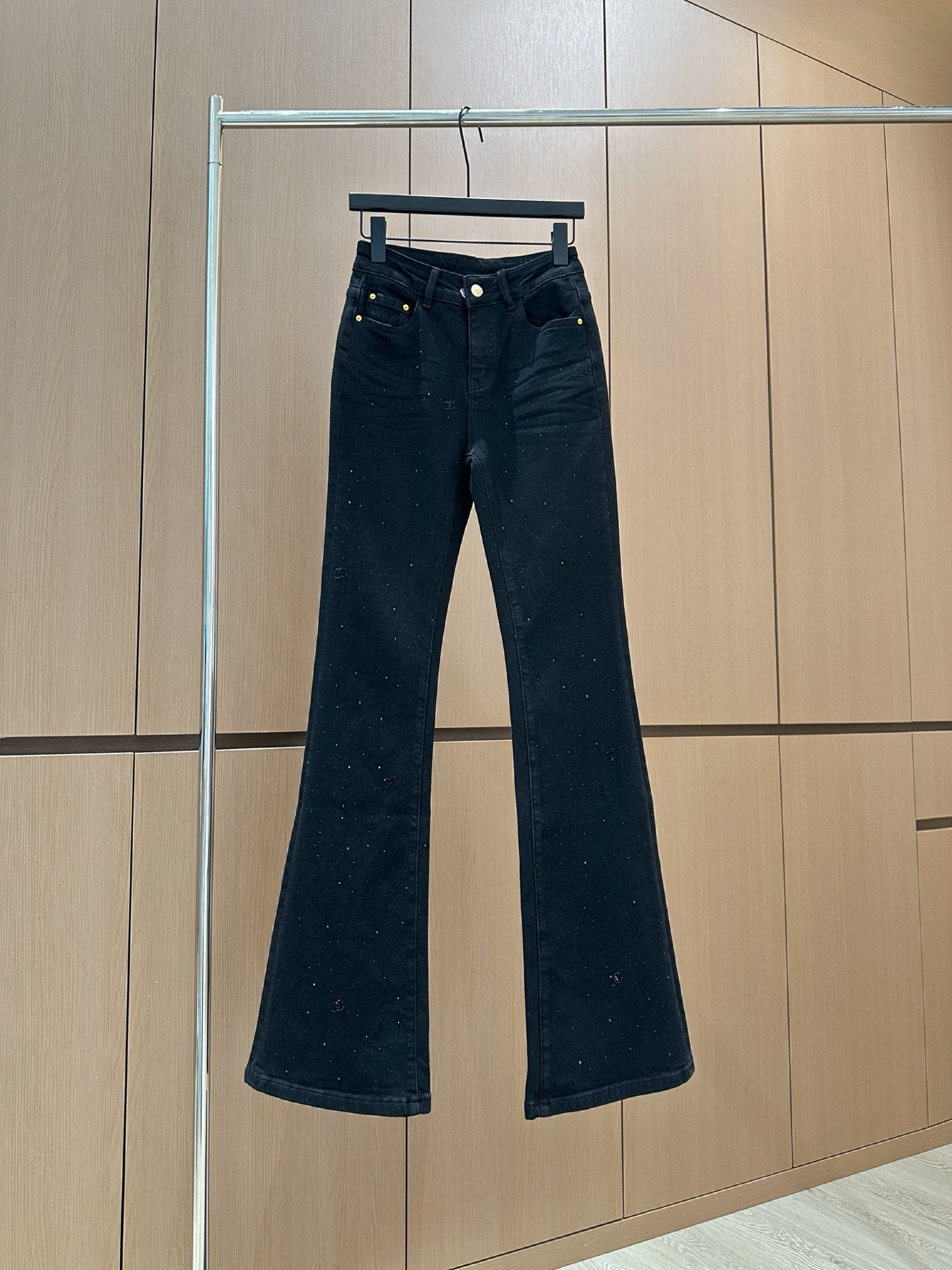 🛒𝐍𝐄𝐖 · 𝟐𝟎𝟐5/爆款现货设计师原创｜女神同款加绒微喇牛仔裤 这款牛仔裤选用优质面料，工艺渐变色洗