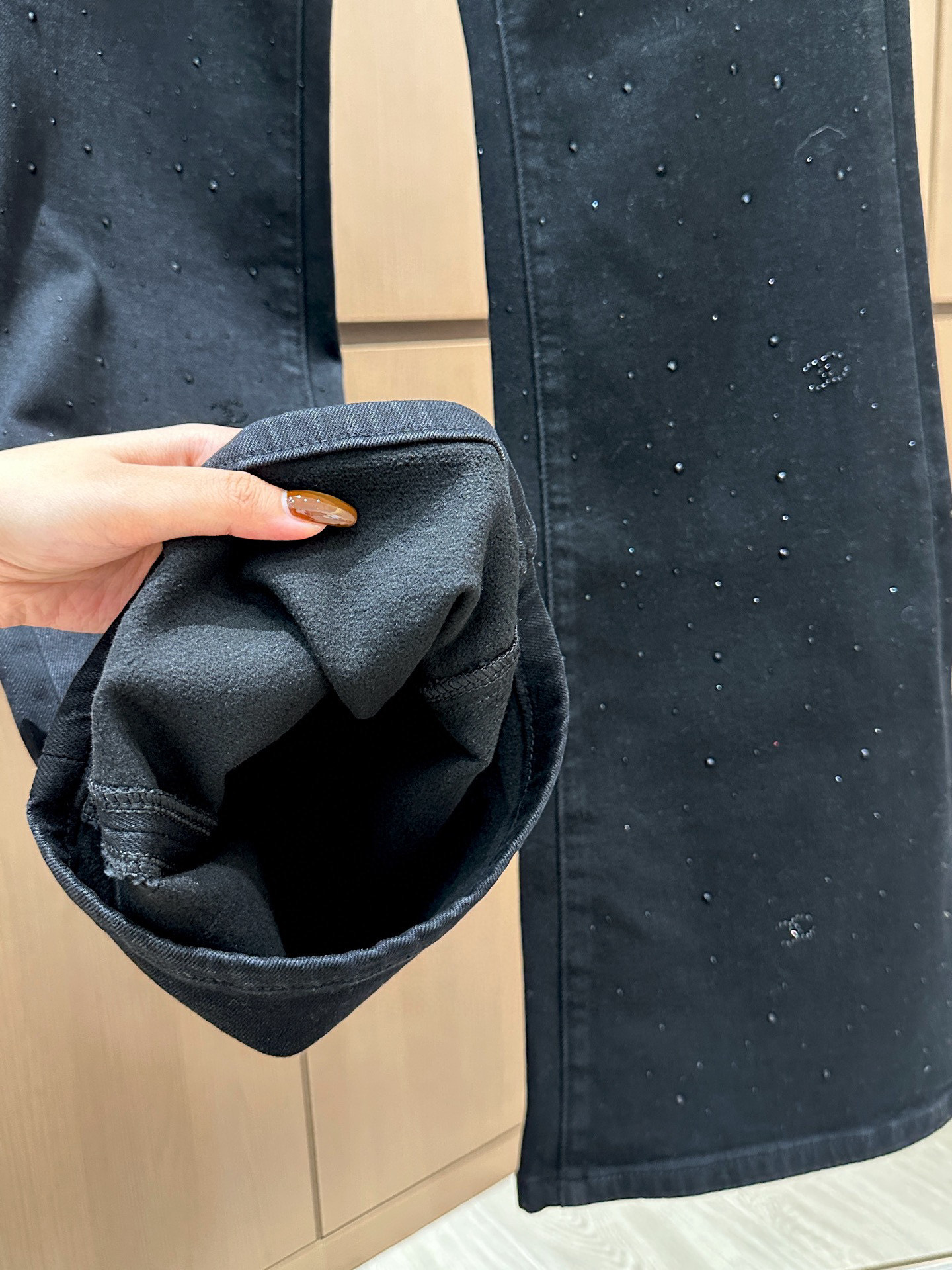 🛒𝐍𝐄𝐖 · 𝟐𝟎𝟐5/爆款现货设计师原创｜女神同款加绒微喇牛仔裤 这款牛仔裤选用优质面料，工艺渐变色洗