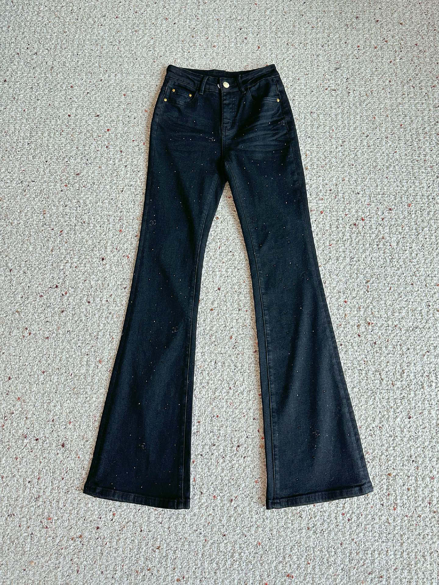 🛒𝐍𝐄𝐖 · 𝟐𝟎𝟐5/爆款现货设计师原创｜女神同款加绒微喇牛仔裤 这款牛仔裤选用优质面料，工艺渐变色洗