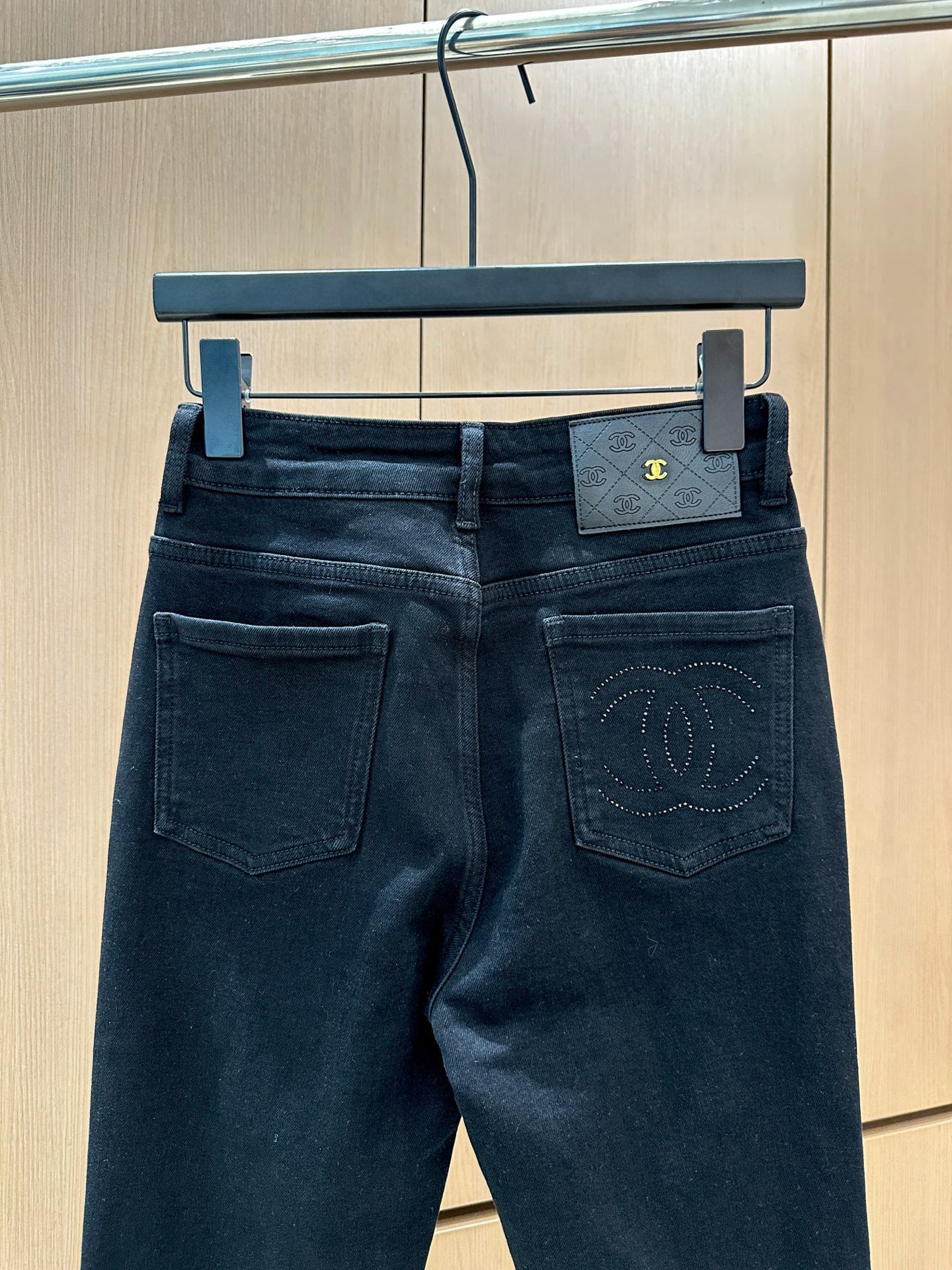 🛒𝐍𝐄𝐖 · 𝟐𝟎𝟐5/爆款现货设计师原创｜女神同款加绒微喇牛仔裤 这款牛仔裤选用优质面料，工艺渐变色洗