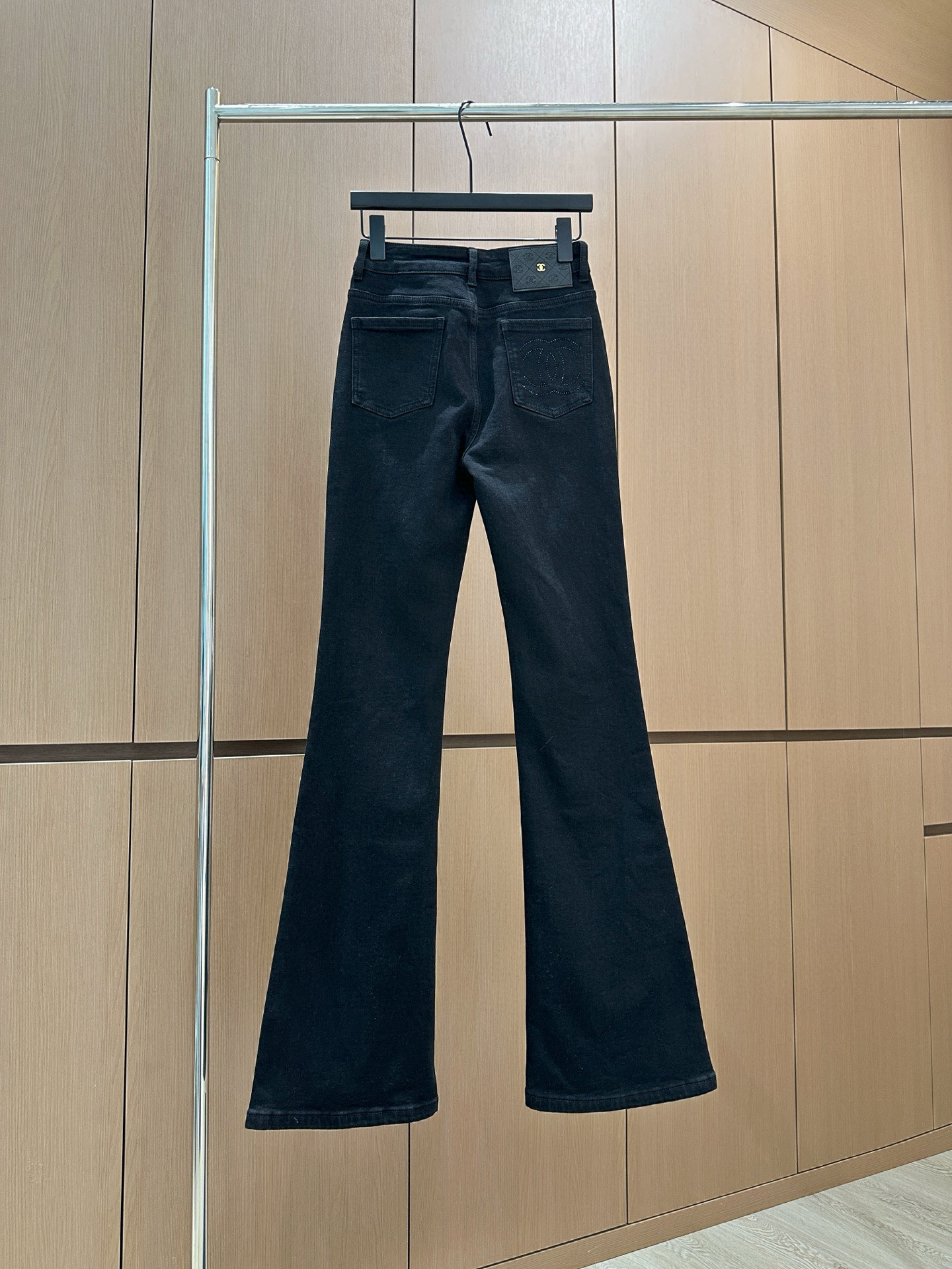 🛒𝐍𝐄𝐖 · 𝟐𝟎𝟐5/爆款现货设计师原创｜女神同款加绒微喇牛仔裤 这款牛仔裤选用优质面料，工艺渐变色洗