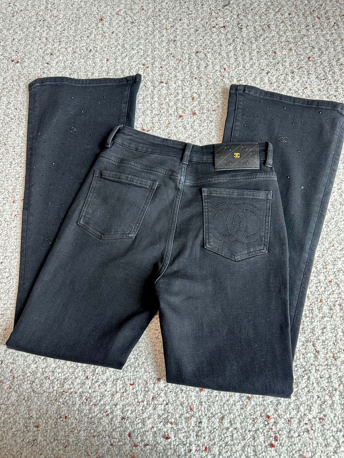 🛒𝐍𝐄𝐖 · 𝟐𝟎𝟐5/爆款现货设计师原创｜女神同款加绒微喇牛仔裤 这款牛仔裤选用优质面料，工艺渐变色洗