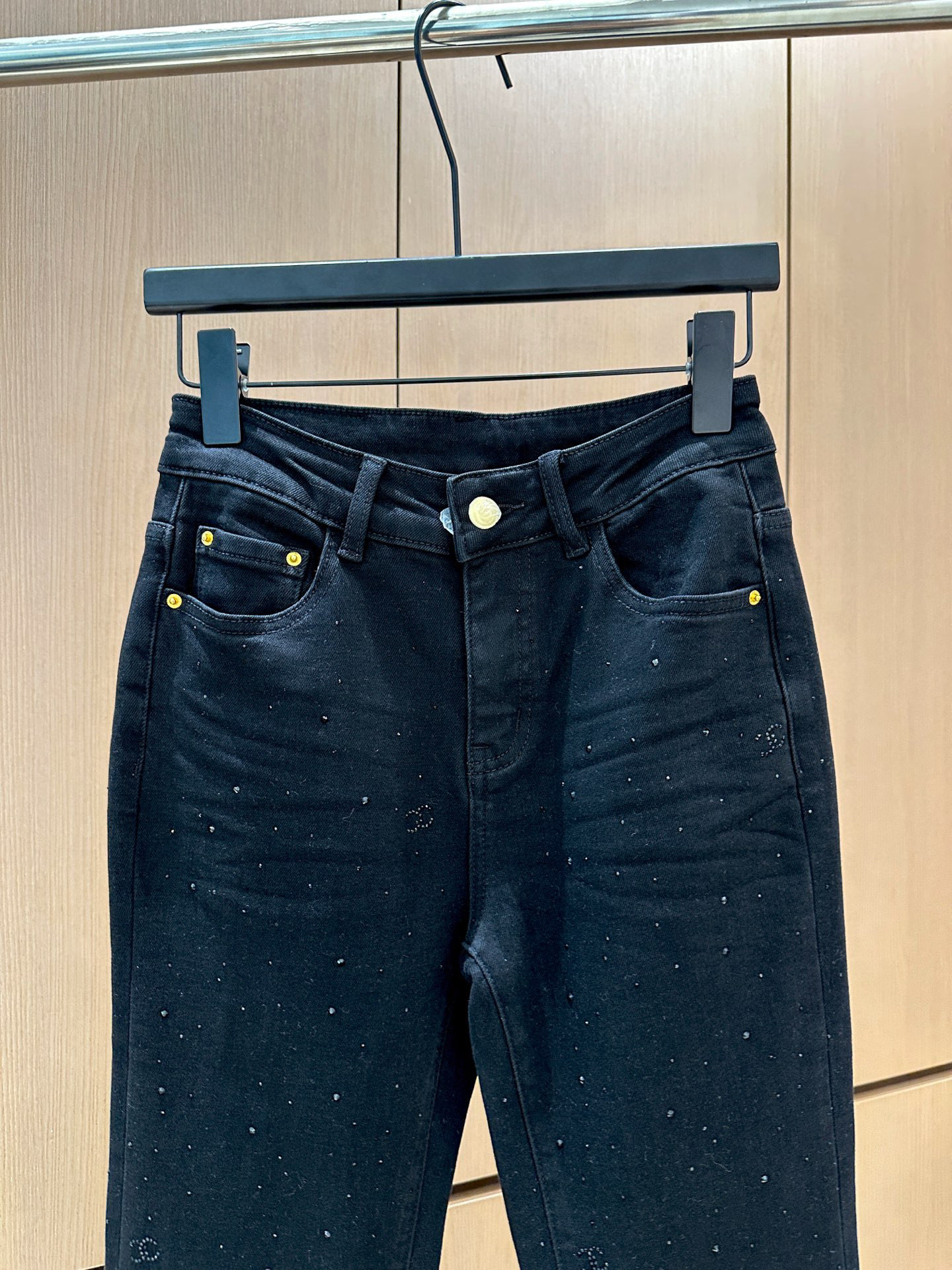 🛒𝐍𝐄𝐖 · 𝟐𝟎𝟐5/爆款现货设计师原创｜女神同款加绒微喇牛仔裤 这款牛仔裤选用优质面料，工艺渐变色洗