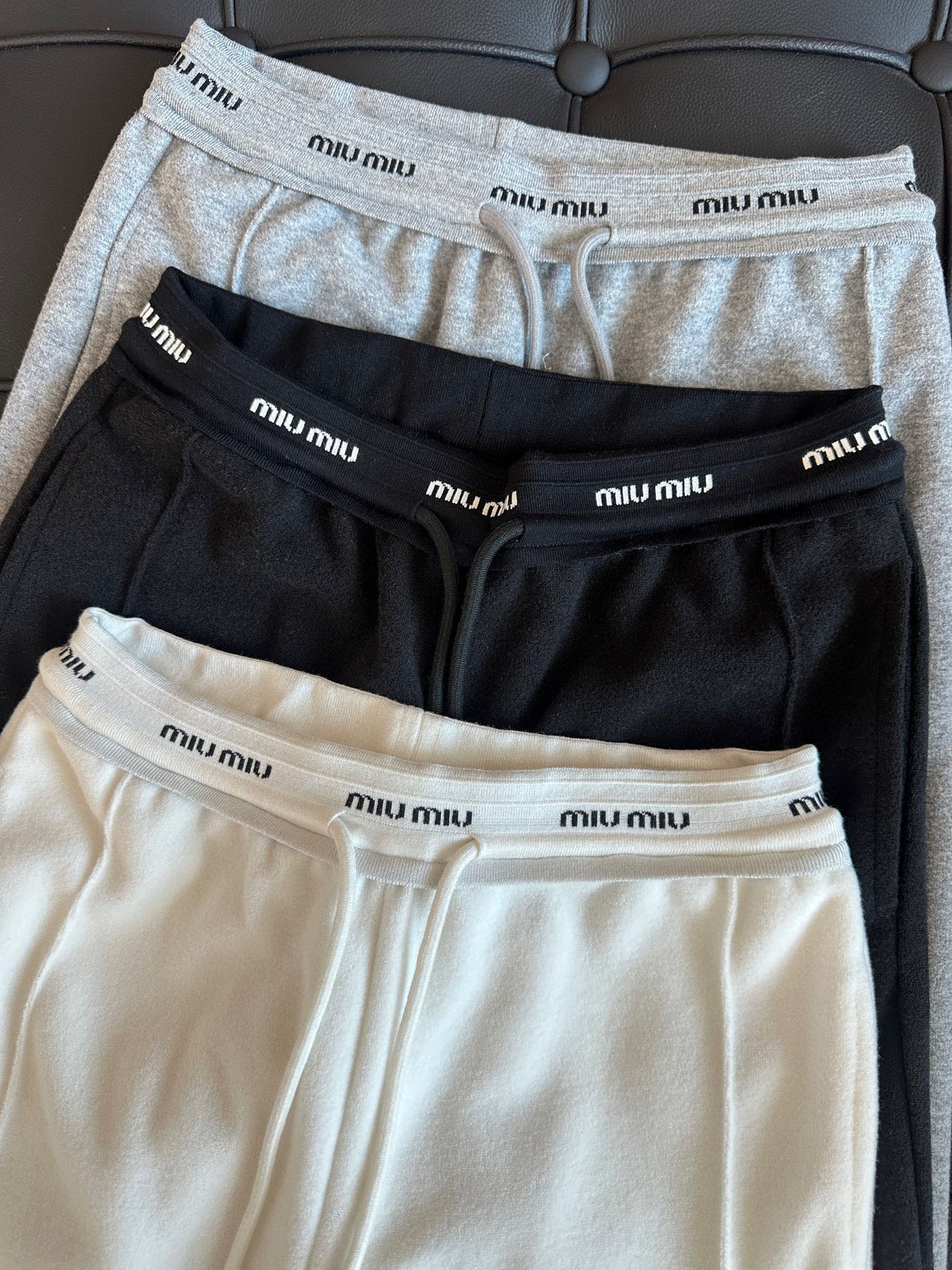 🛒𝐍𝐄𝐖 · 𝟐𝟎𝟐5/爆款现货原创 设计师｜女神同款字母休闲裤这款裤子选用优质面料，工艺设计，清新的色