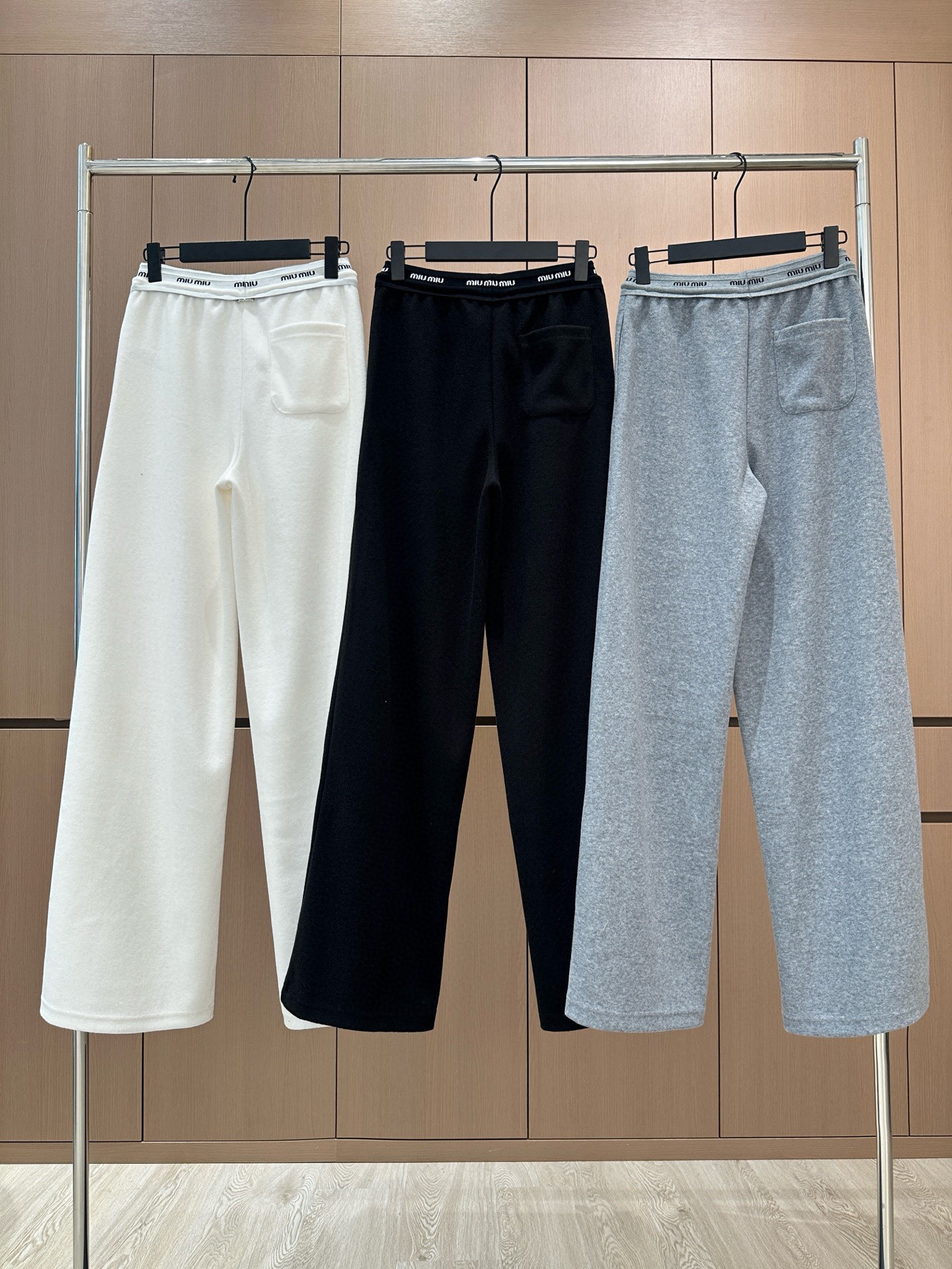 🛒𝐍𝐄𝐖 · 𝟐𝟎𝟐5/爆款现货原创 设计师｜女神同款字母休闲裤这款裤子选用优质面料，工艺设计，清新的色