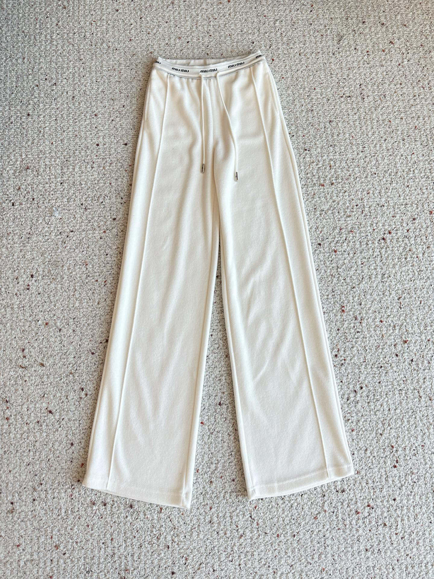 🛒𝐍𝐄𝐖 · 𝟐𝟎𝟐5/爆款现货原创 设计师｜女神同款字母休闲裤这款裤子选用优质面料，工艺设计，清新的色