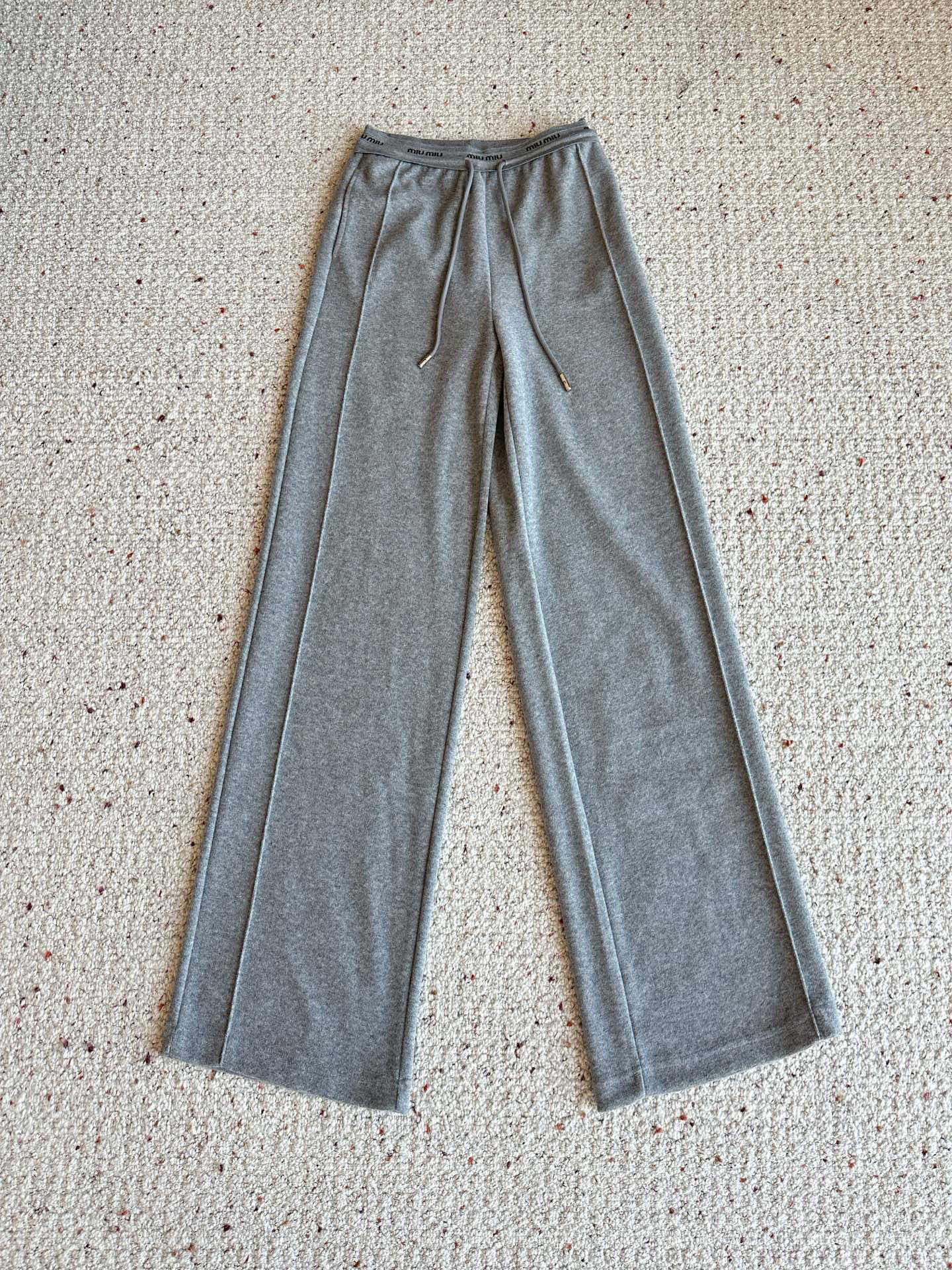 🛒𝐍𝐄𝐖 · 𝟐𝟎𝟐5/爆款现货原创 设计师｜女神同款字母休闲裤这款裤子选用优质面料，工艺设计，清新的色