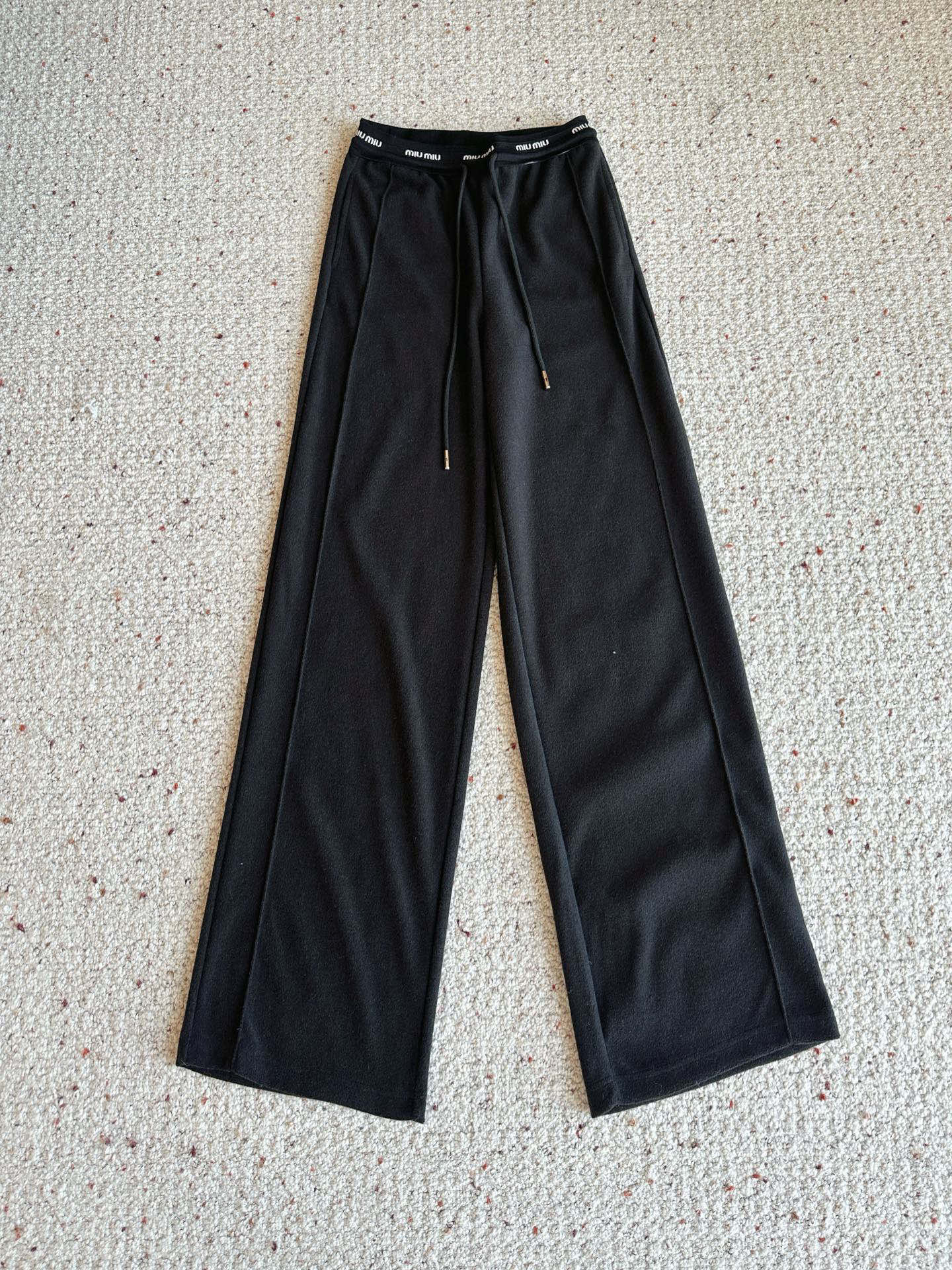 🛒𝐍𝐄𝐖 · 𝟐𝟎𝟐5/爆款现货原创 设计师｜女神同款字母休闲裤这款裤子选用优质面料，工艺设计，清新的色