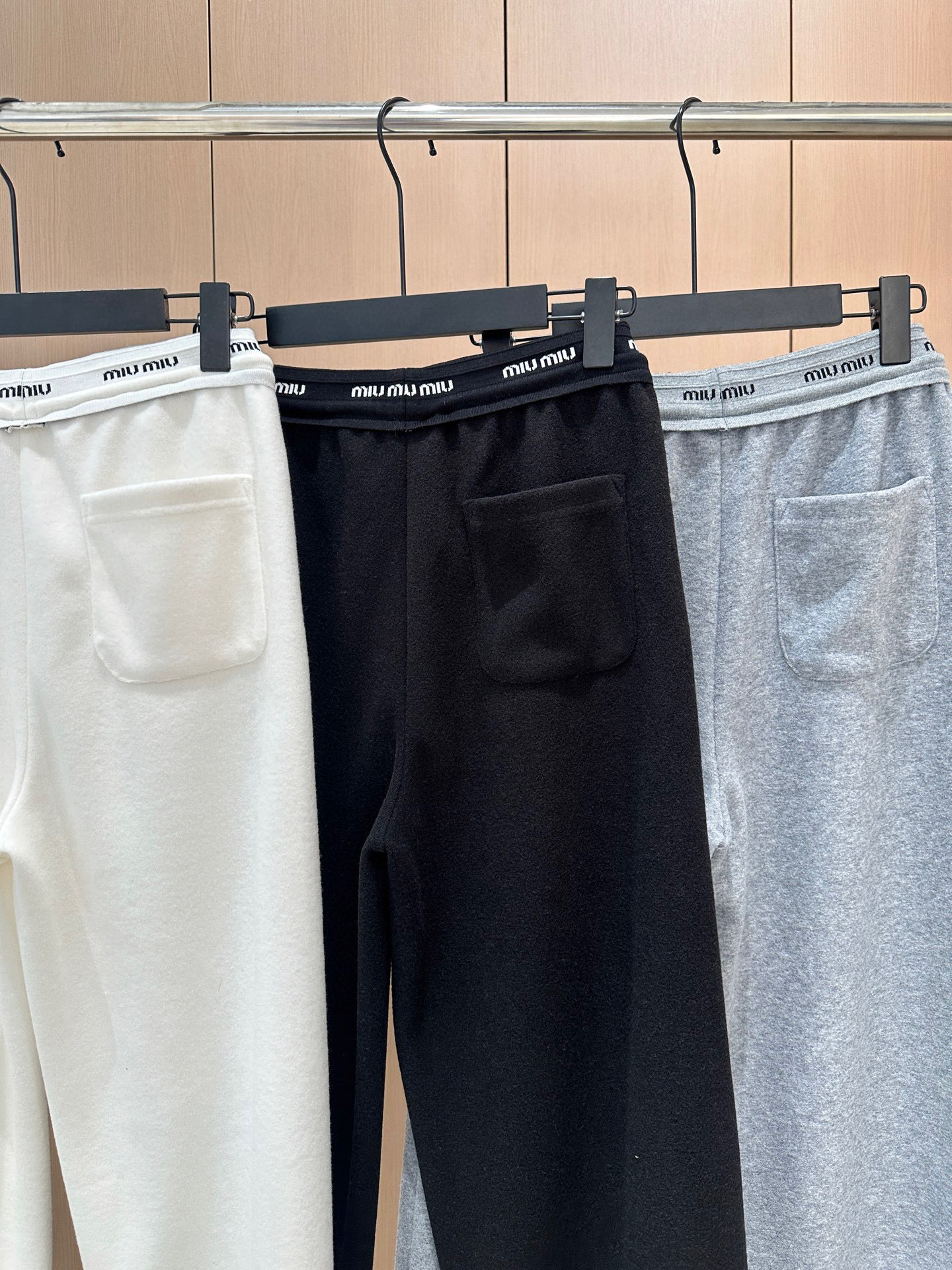 🛒𝐍𝐄𝐖 · 𝟐𝟎𝟐5/爆款现货原创 设计师｜女神同款字母休闲裤这款裤子选用优质面料，工艺设计，清新的色