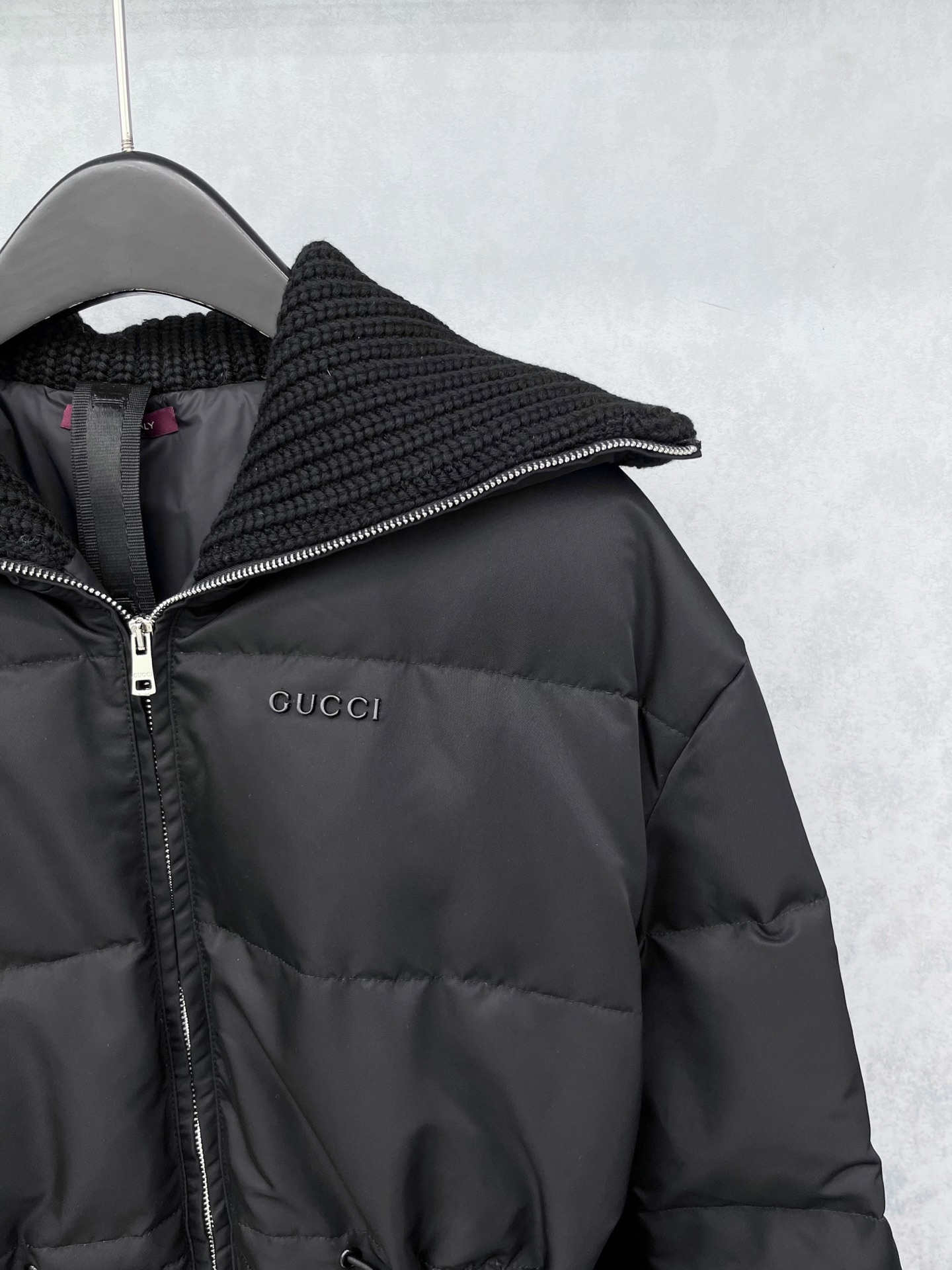🛒𝐍𝐄𝐖 · 𝟐𝟎𝟐5/爆款现货【原版订制】Gucc*｜25秋冬新品收腰翻领针织拼接羽绒服外套面包服设计