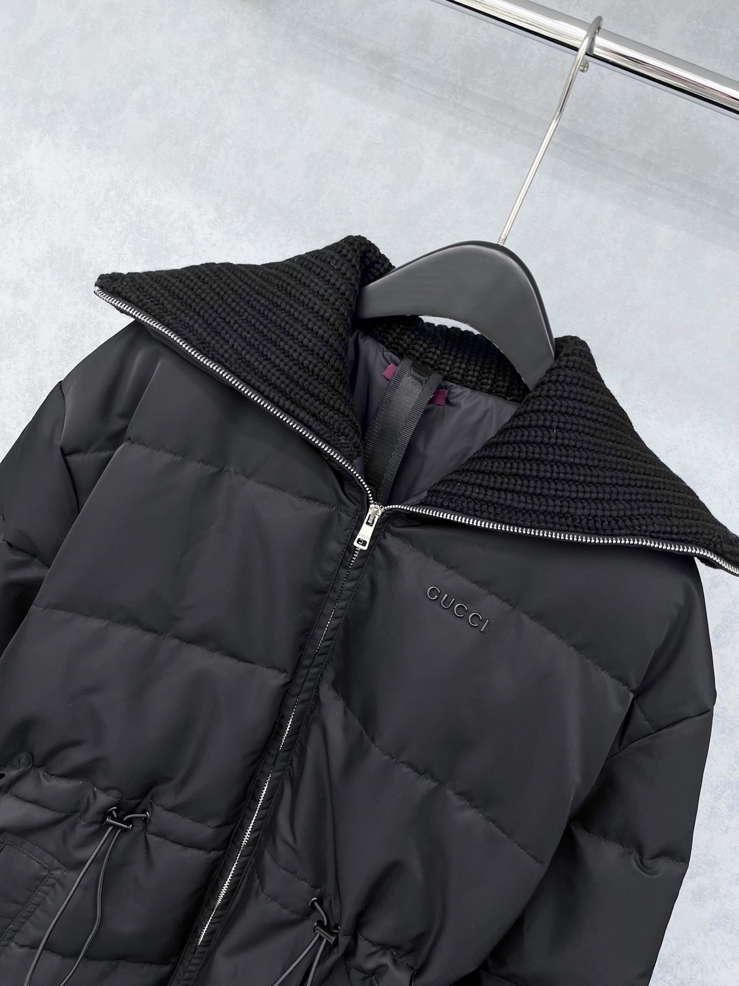 🛒𝐍𝐄𝐖 · 𝟐𝟎𝟐5/爆款现货【原版订制】Gucc*｜25秋冬新品收腰翻领针织拼接羽绒服外套面包服设计