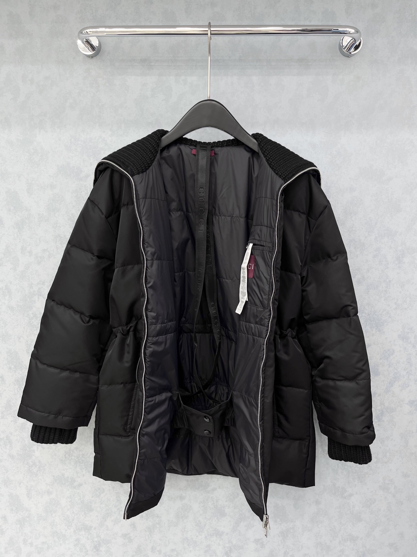 🛒𝐍𝐄𝐖 · 𝟐𝟎𝟐5/爆款现货【原版订制】Gucc*｜25秋冬新品收腰翻领针织拼接羽绒服外套面包服设计