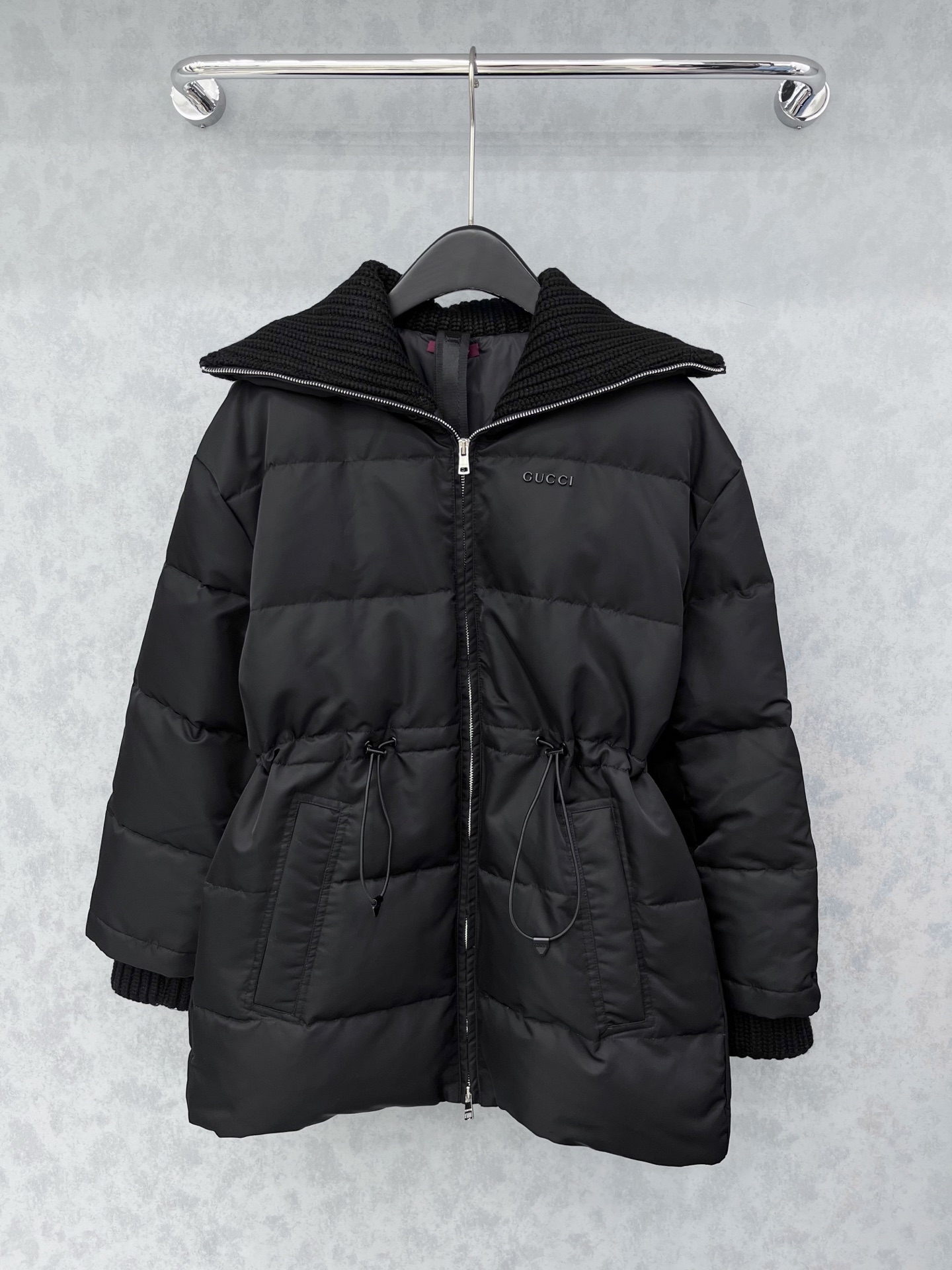 🛒𝐍𝐄𝐖 · 𝟐𝟎𝟐5/爆款现货【原版订制】Gucc*｜25秋冬新品收腰翻领针织拼接羽绒服外套面包服设计