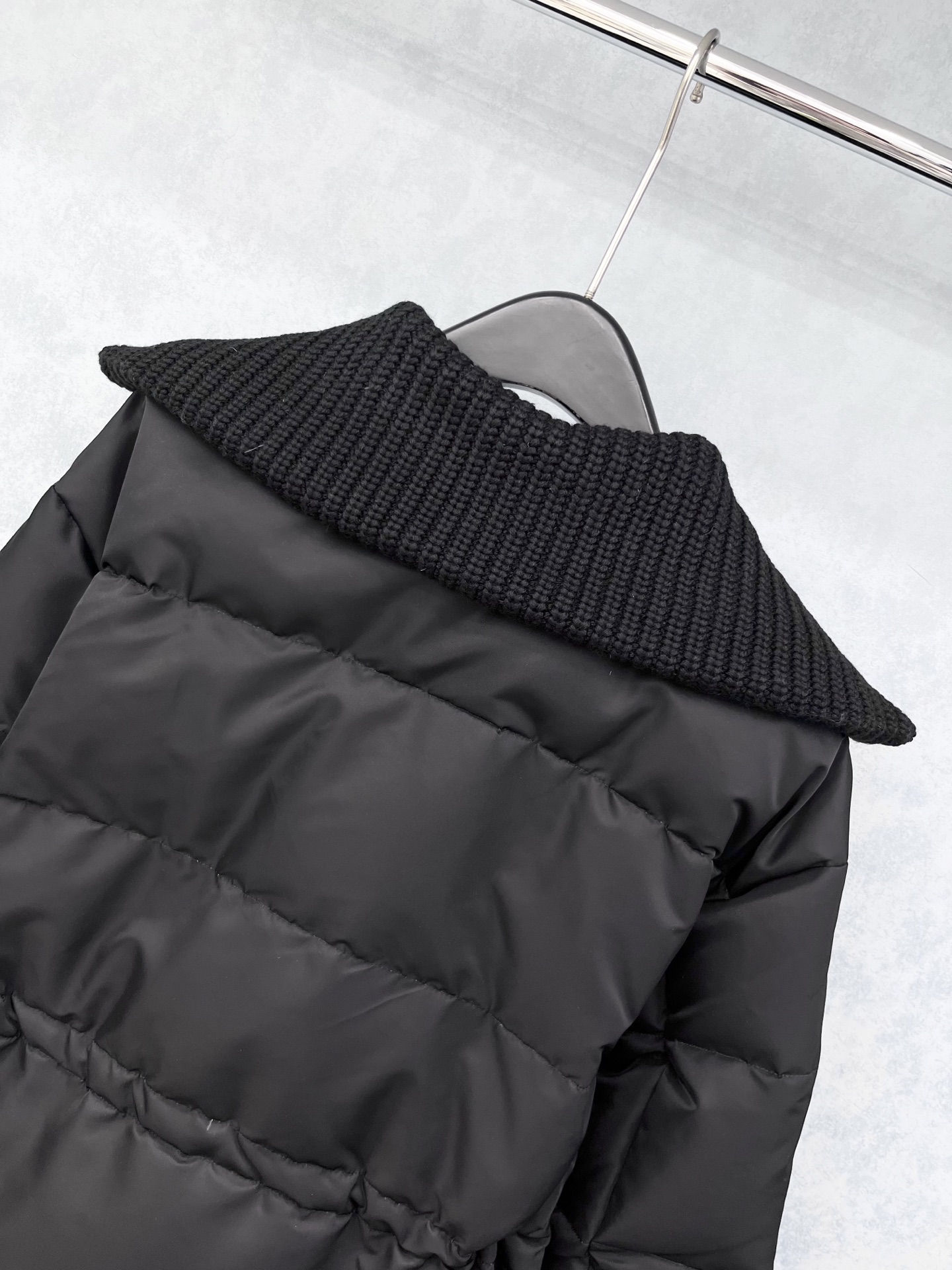 🛒𝐍𝐄𝐖 · 𝟐𝟎𝟐5/爆款现货【原版订制】Gucc*｜25秋冬新品收腰翻领针织拼接羽绒服外套面包服设计